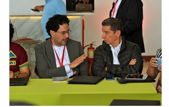 Senador Iván Cepeda y José Félix Lafaurie Rivera, presidente de Fedegán, en la mesa de diálogos con el ELN