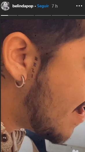 Nodal se tatuó "Beli" cerca de la oreja a pocas semanas de dar a conocer su romance, en 2020 (Foto: Archivo)