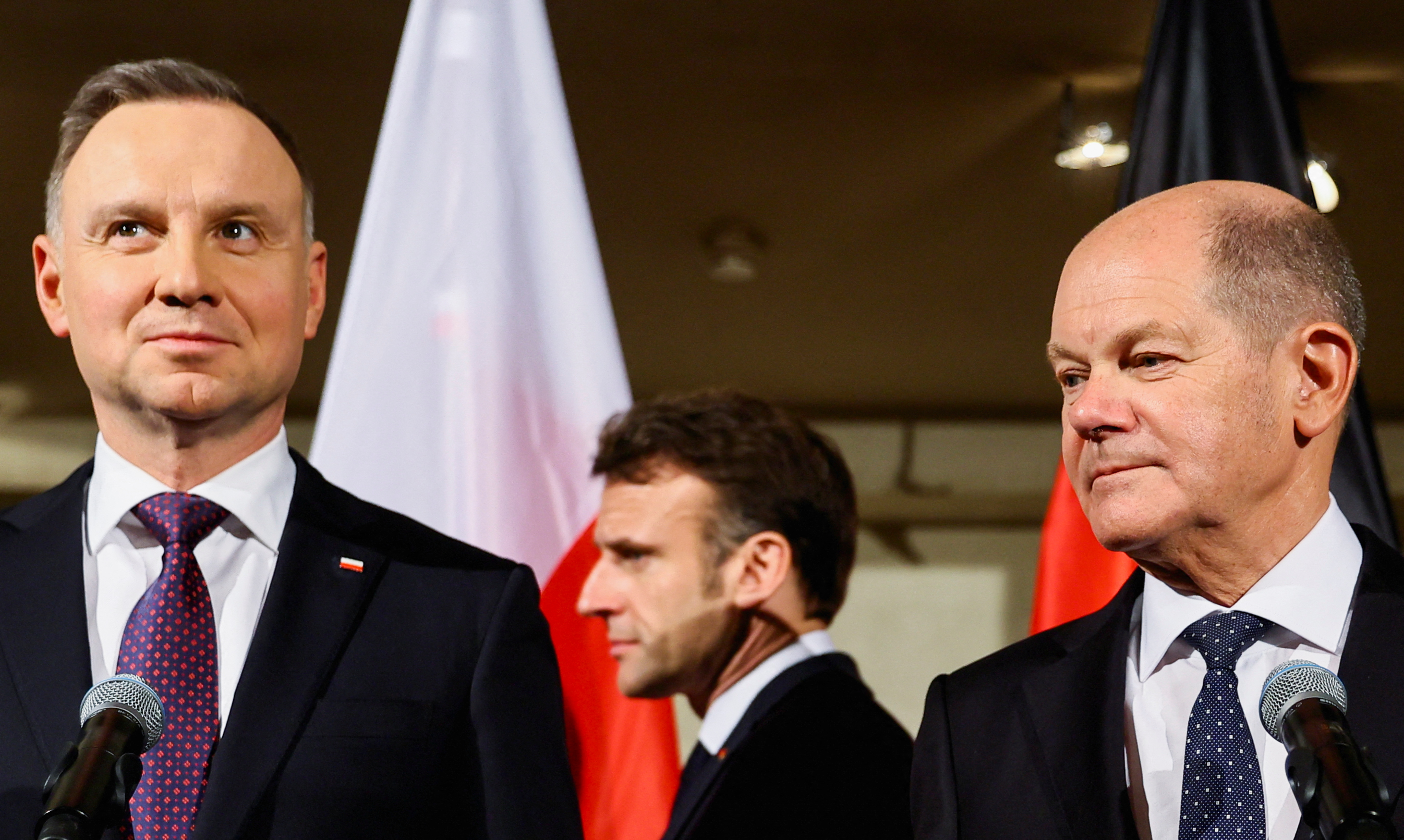 El presidente francés Emmanuel Macron, el canciller alemán Olaf Scholz y el presidente polaco Andrzej Duda (REUTERS/Wolfgang Rattay)