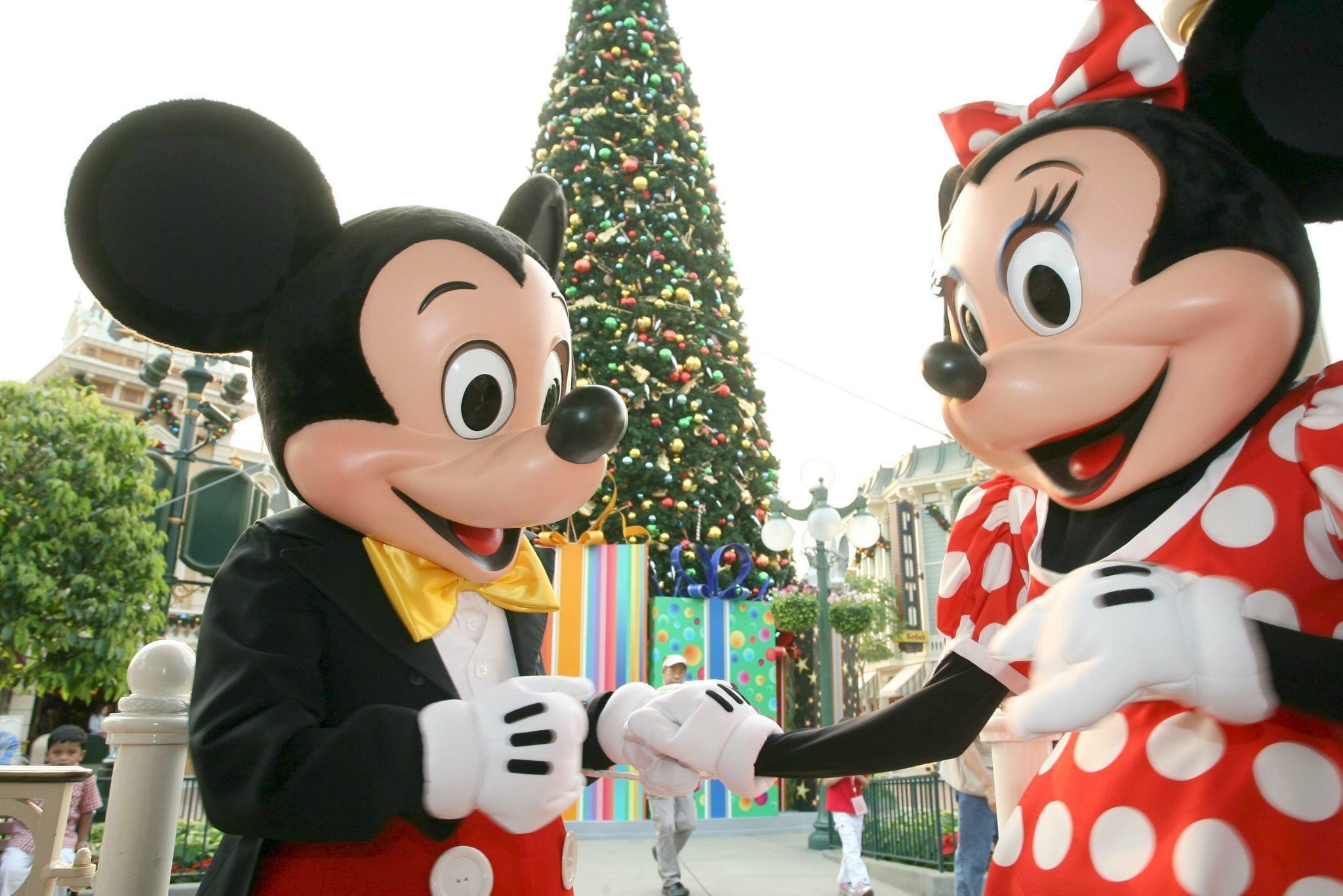 Mickey y Minnie Mouse junto a un árbol de Navidad en el parque de Disney, Disneylandia, en Hong Kong (China), en una foto de archivo. EFE/YM


