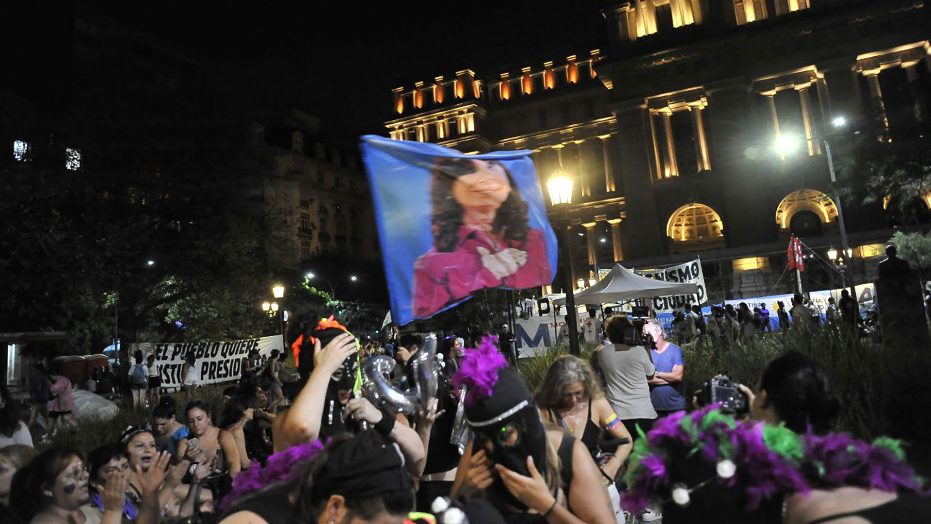 Militantes kirchneristas realizaron una vigilia frente a Tribunales en apoyo a Cristina antes que se conozcan los fundamentos de la condena en la causa Vialidad 