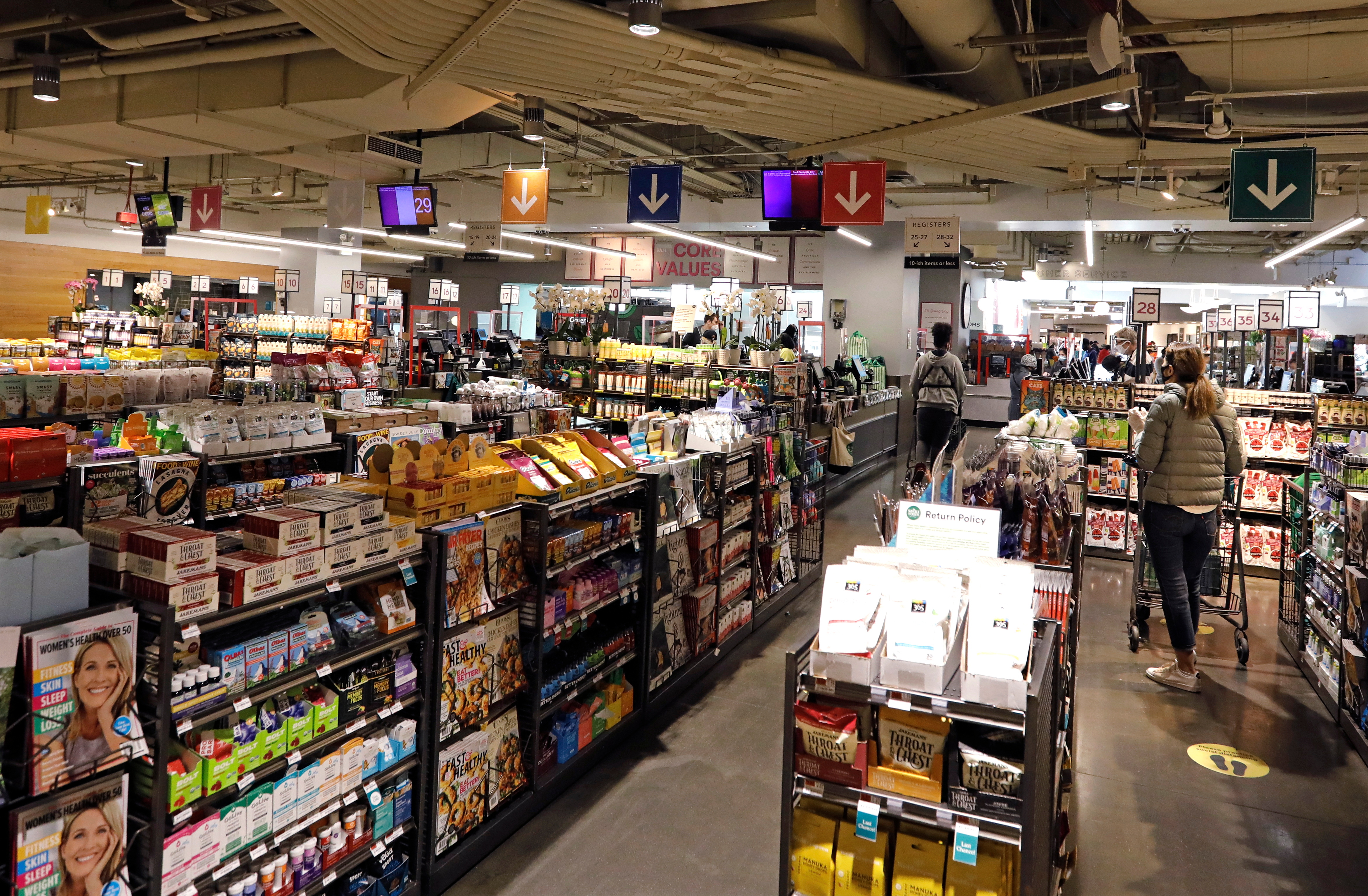 Personas realizan compras en un supermercado de Nueva York (EEUU) (EFE/Peter Foley)