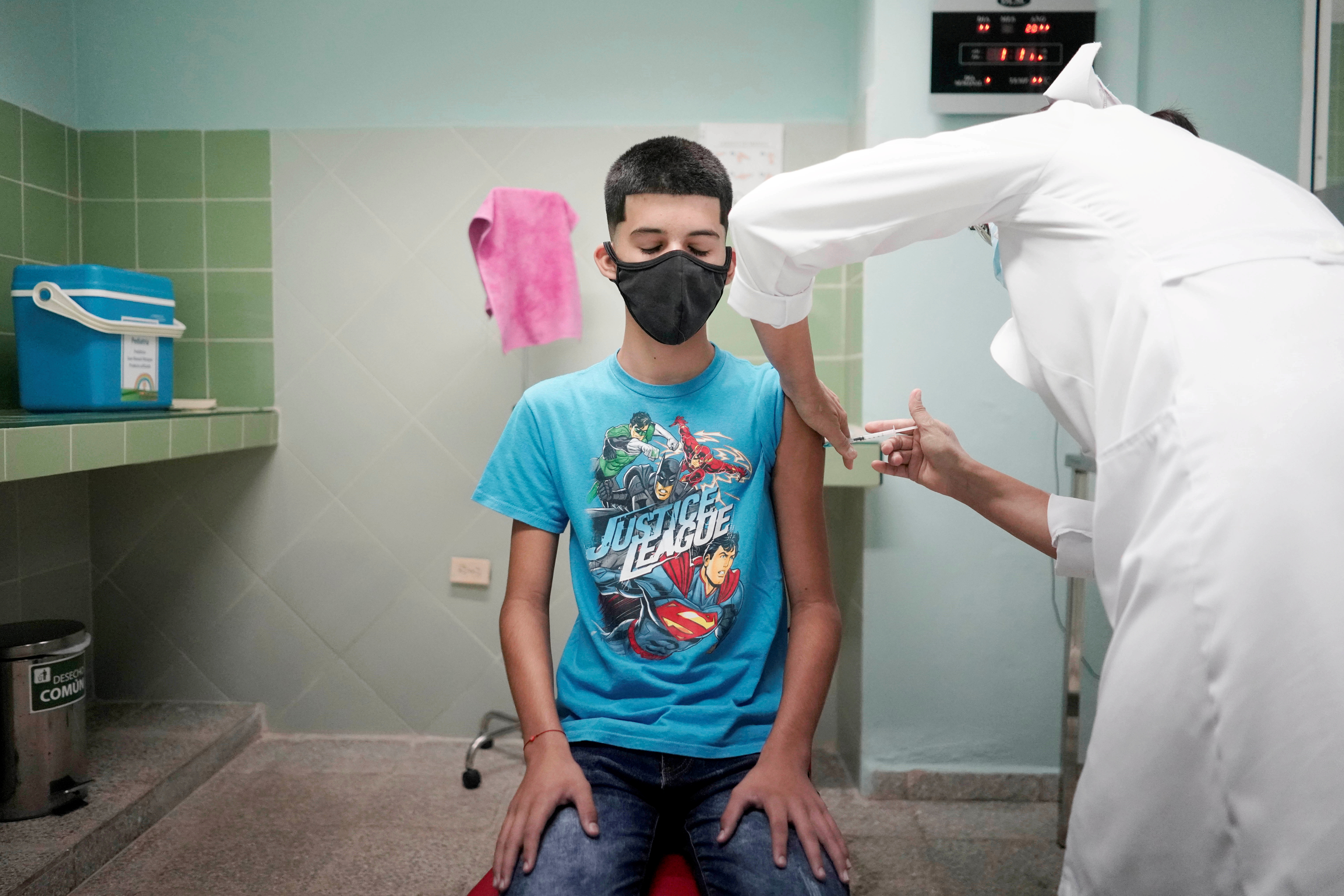 Argentina avanzará fuerte en la campaña de vacunación contra COVID-19 en adolescentes -  REUTERS/Alexandre Meneghini/File Photo