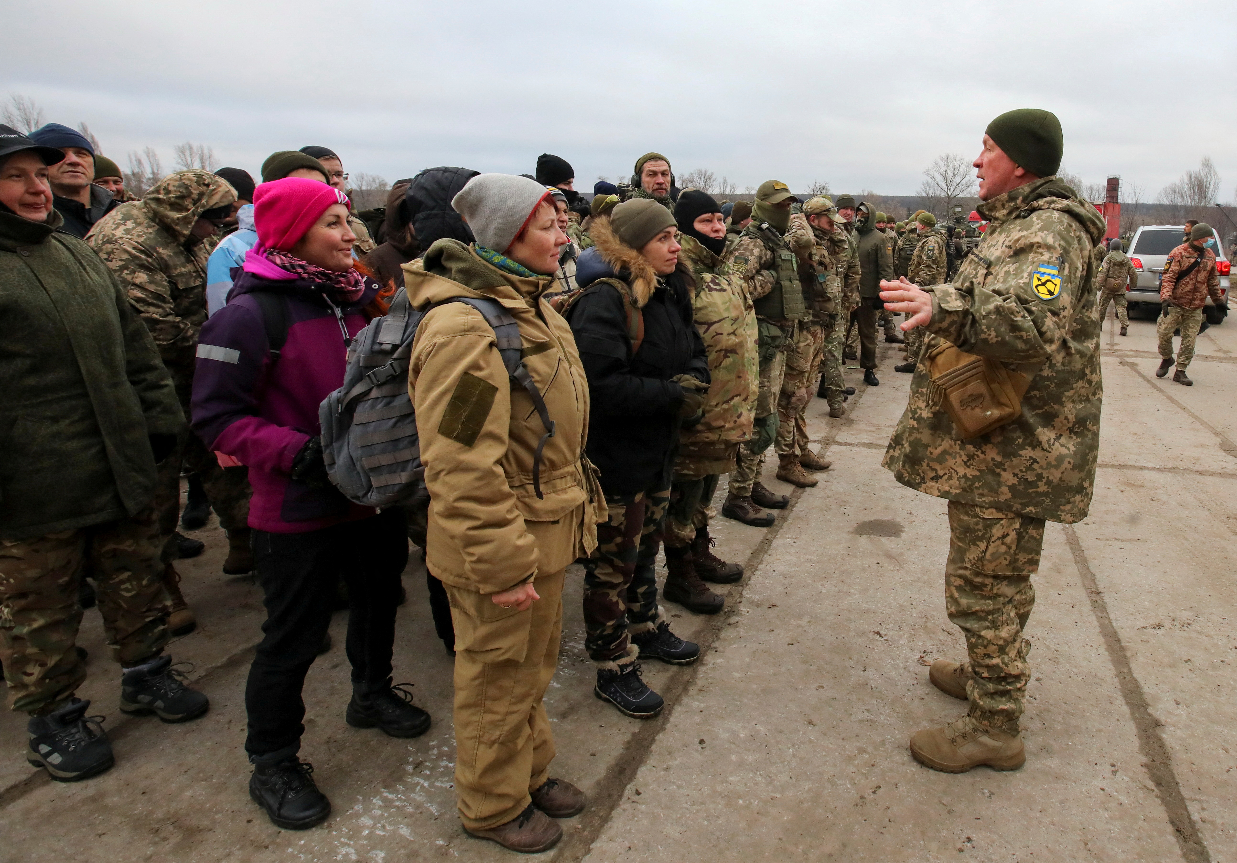 Reservistas de las Fuerzas de Defensa Territorial de Ucrania escuchan instrucciones durante ejercicios militares en un campo de entrenamiento en las afueras de Kharkiv, Ucrania (REUTERS/Vyacheslav Madiyevskyy)