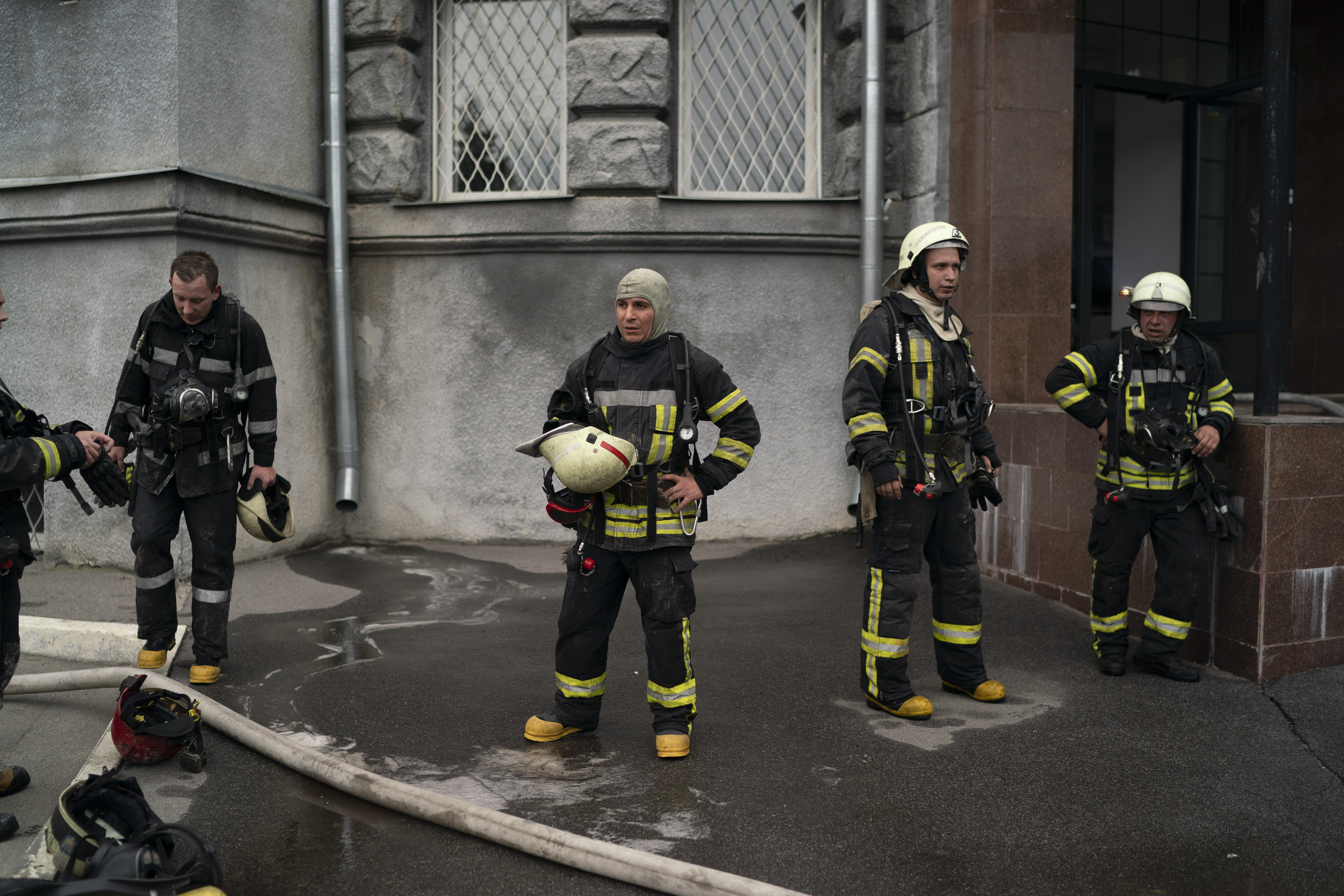 Los bomberos hacen una pausa mientras trabajan para extinguir un incendio en Kharkiv (Foto AP/Leo Correa)