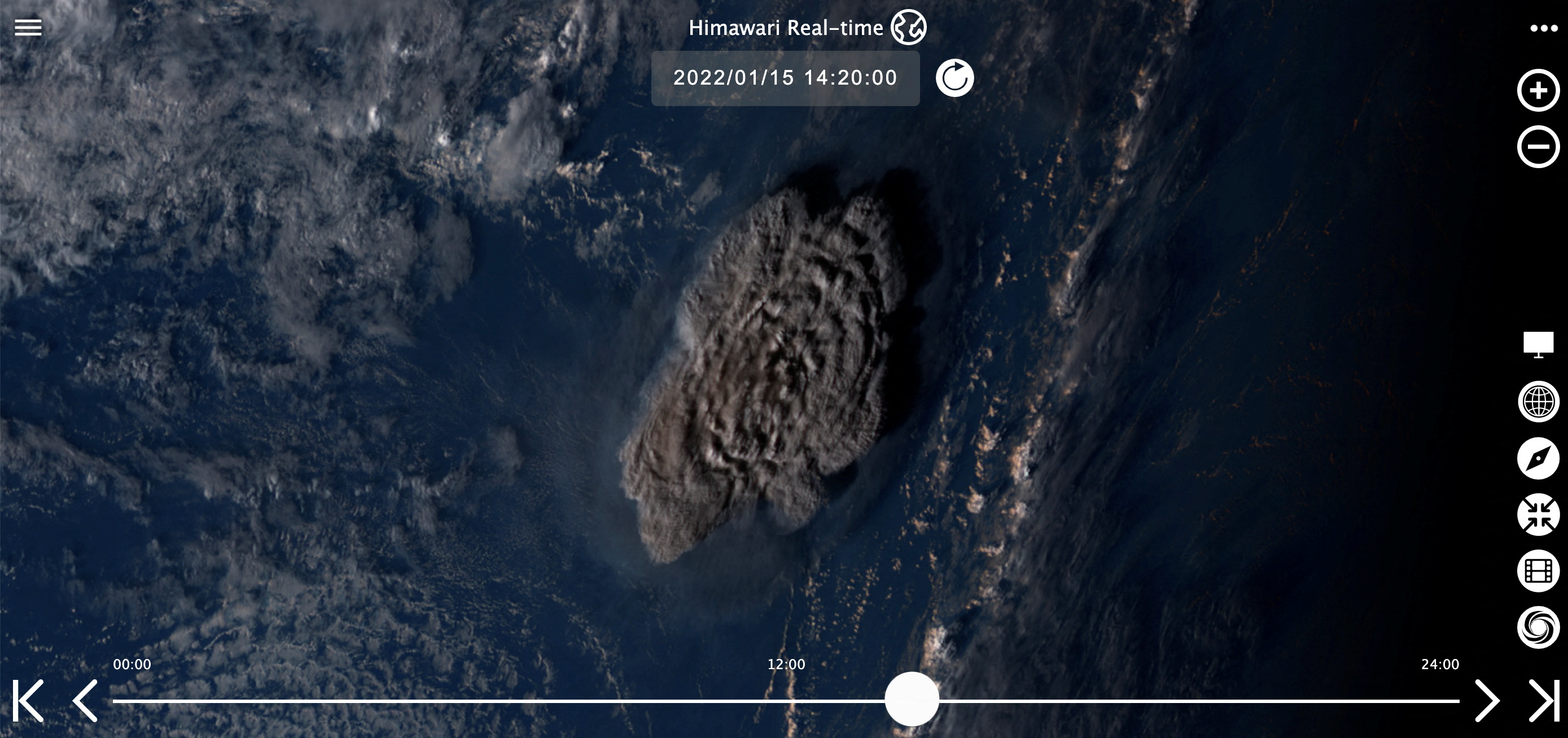 Una columna se eleva sobre Tonga cuando el volcán submarino Hunga Tonga-Hunga Ha'apai hizo erupción en esta imagen de satélite tomada por Himawari-8, un satélite meteorológico japonés operado por la Agencia Meteorológica de Japón, el 15 de enero de 2022 y publicada por el Instituto Nacional de Información y Communications Technology (NICT) Foto: (REUTERS)