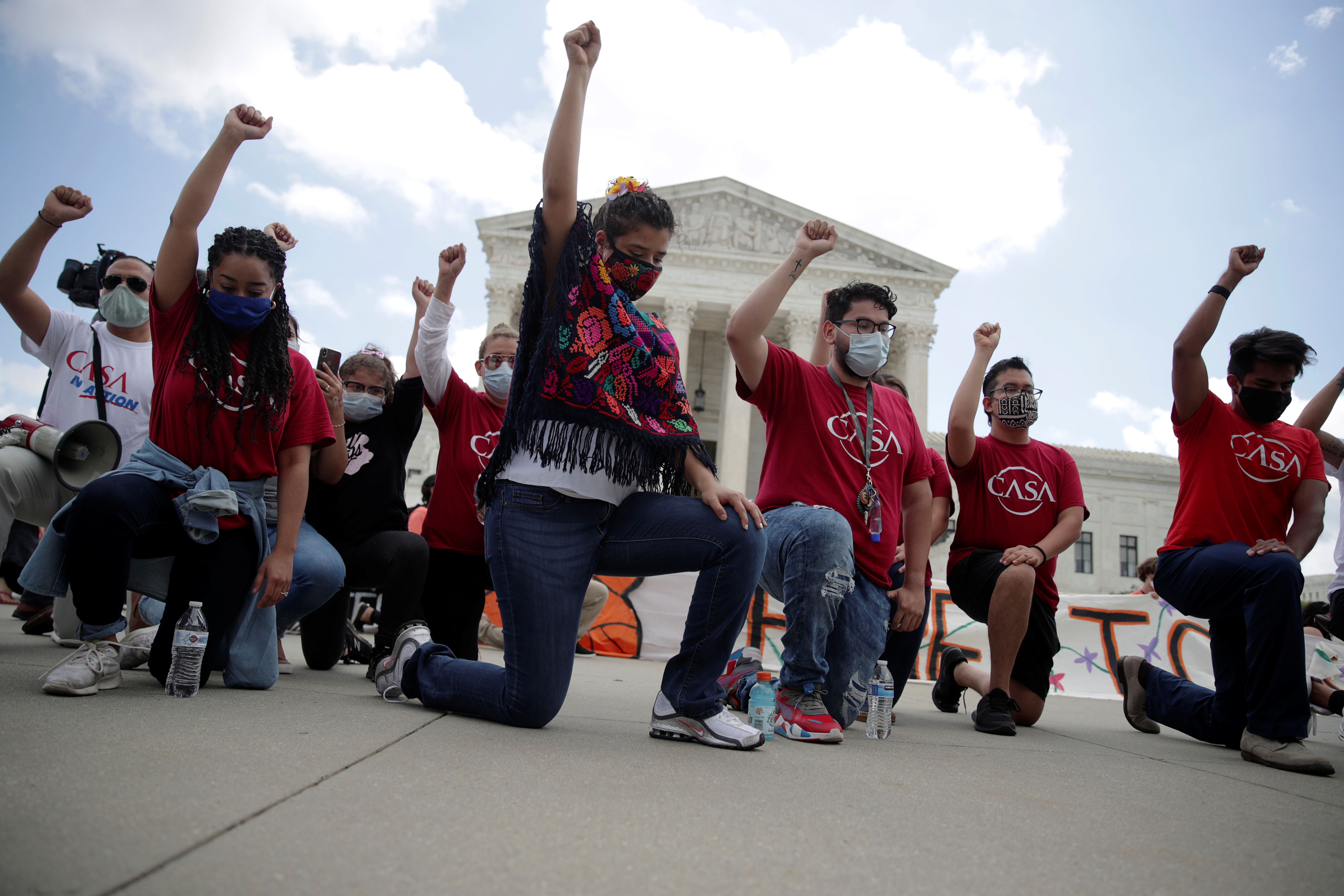Manifestación de activistas migratorios frente a la Corte Suprema (Reuters)