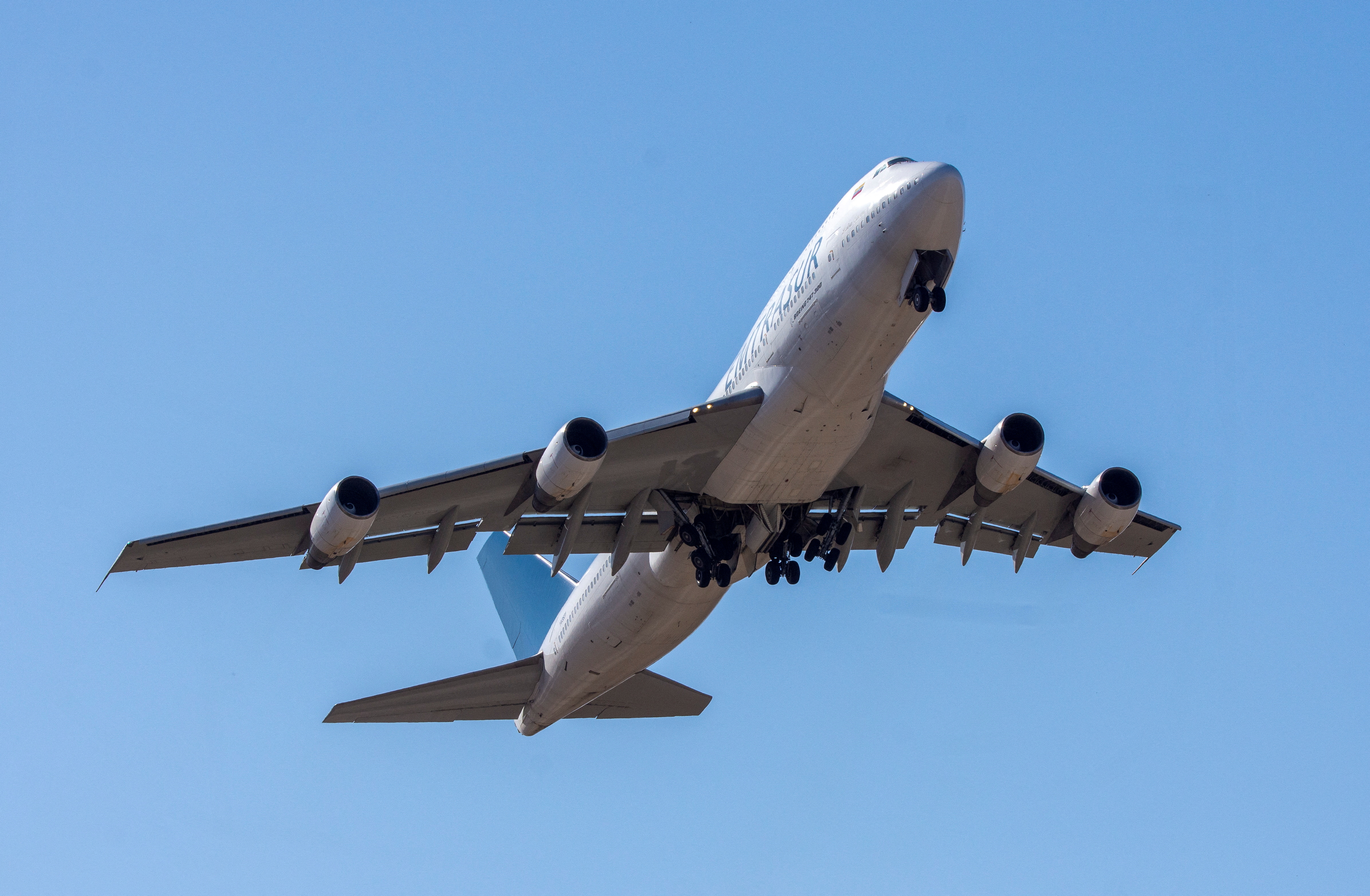 “La aeronave continúa en el Aeropuerto de Ezeiza, a la espera de la provisión del combustible necesario para salir del país", se detalla en un documento oficial (REUTERS/Sebastian Borsero)