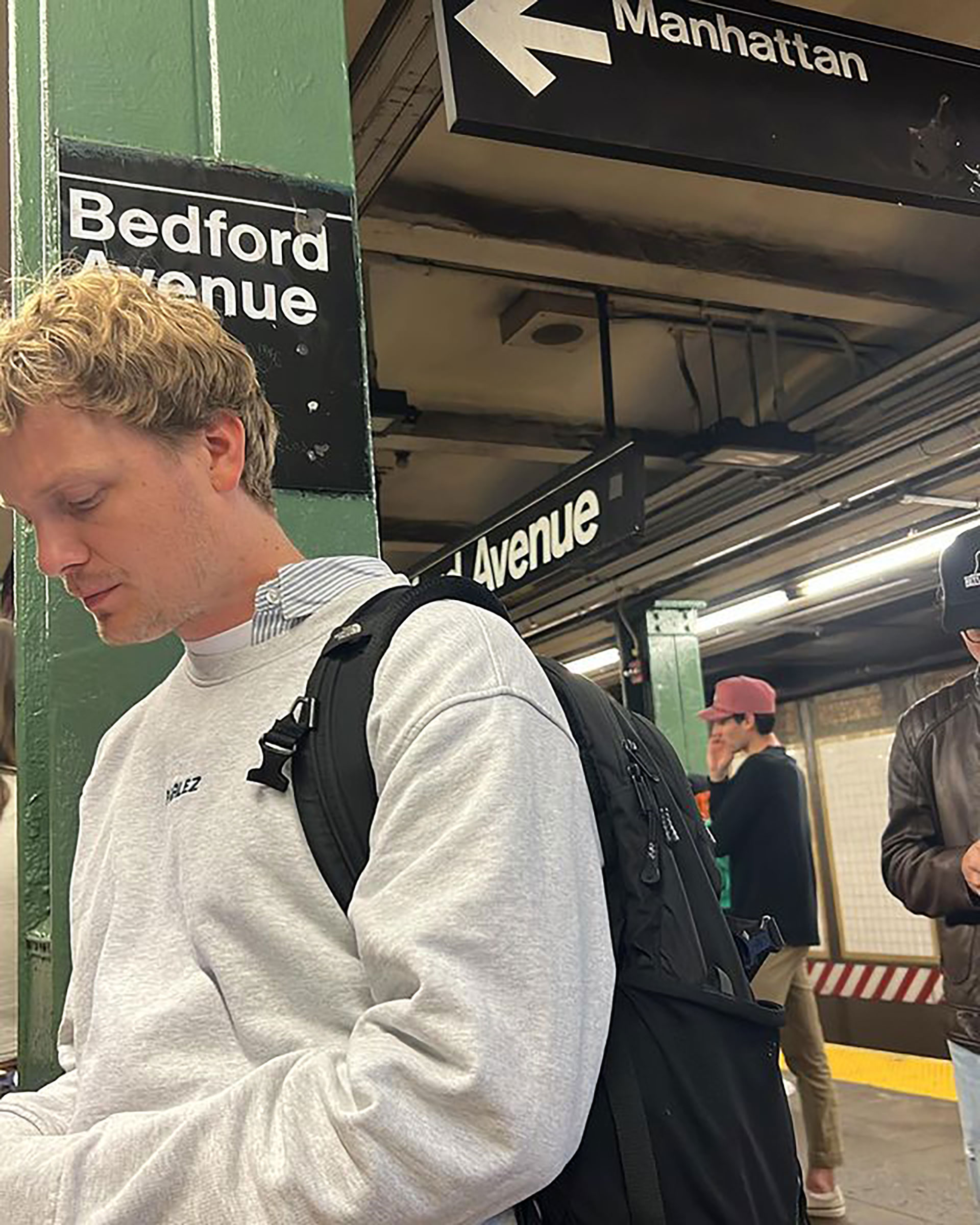 Delfina en el Subway de Nueva York junto a su compañero de rodaje Martijn Lakemeier (Instagram)