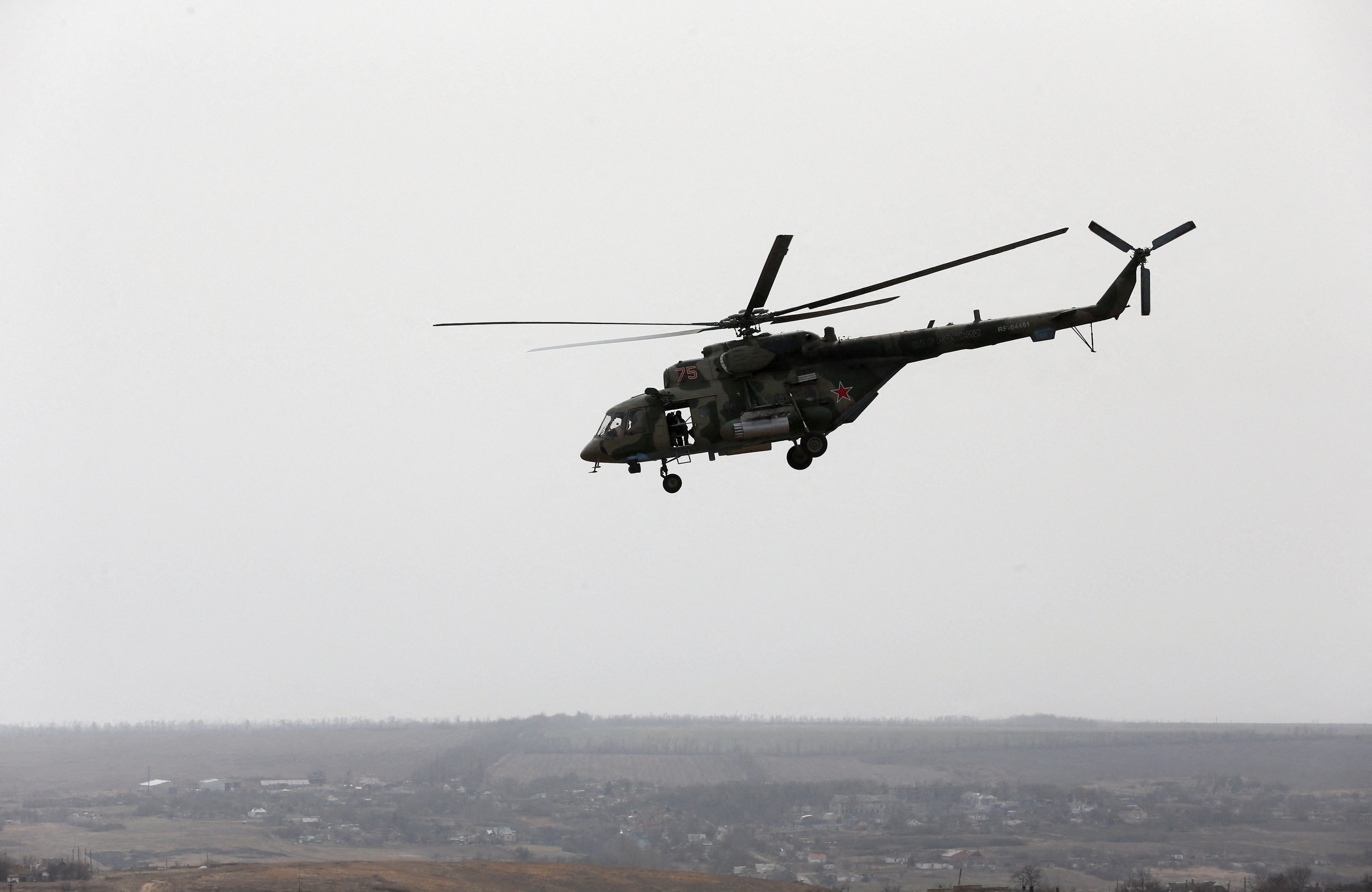 Foto de archivo de un helicóptero de la Fuerza Aérea Rusa cerca de la ciudad portuaria del sur de Mariupol, Ucrania (REUTERS/Alexander Ermochenko)