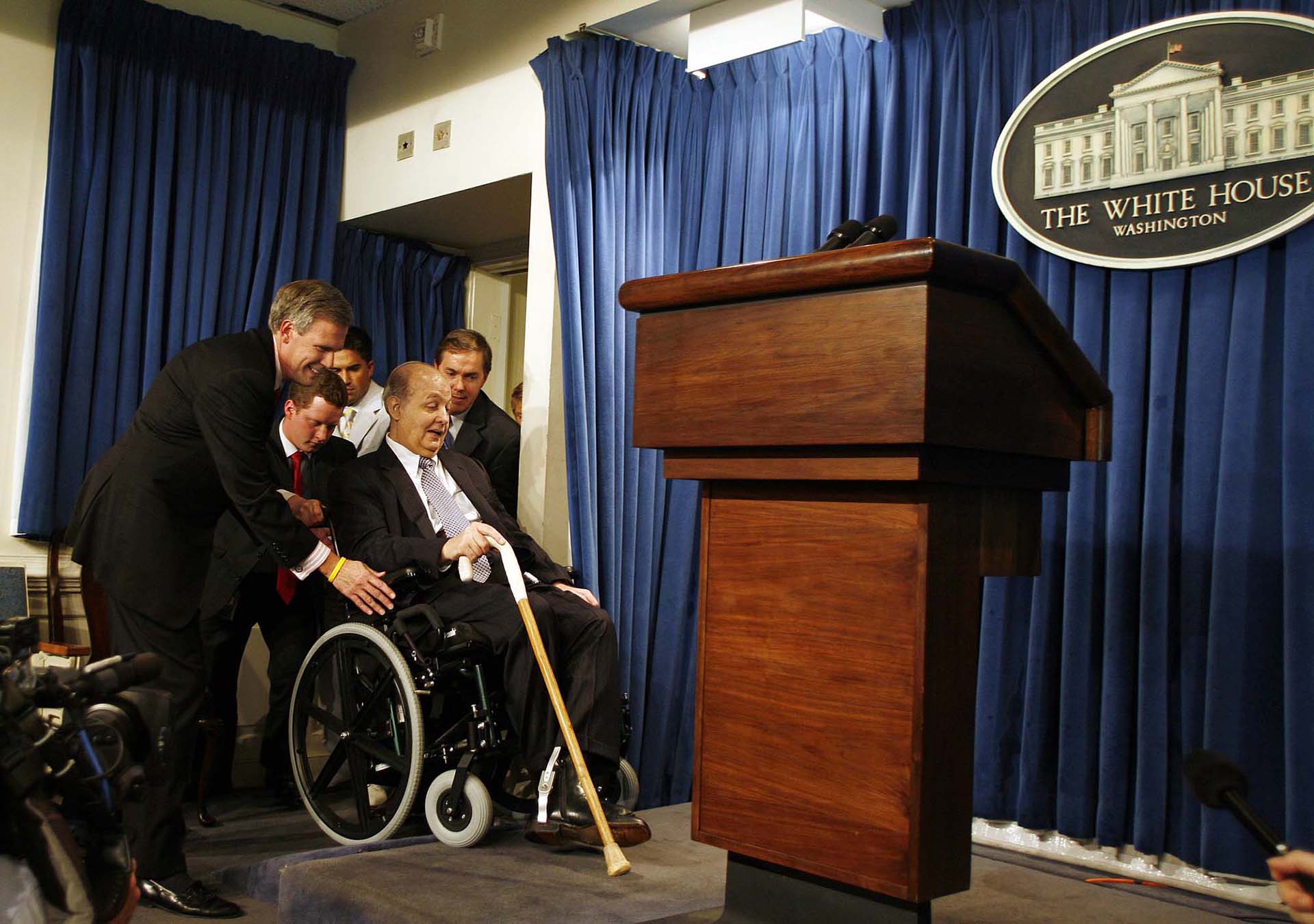 James Brady, el secretario de prensa que recibió un balazo de Hinckley en la cabeza, quedó parapléjico y con serias dificultades para hablar. Mantuvo su cargo de manera simbólica. Se convirtió en un ferviente activista por el control de armas en Estados Unidos (AFP)