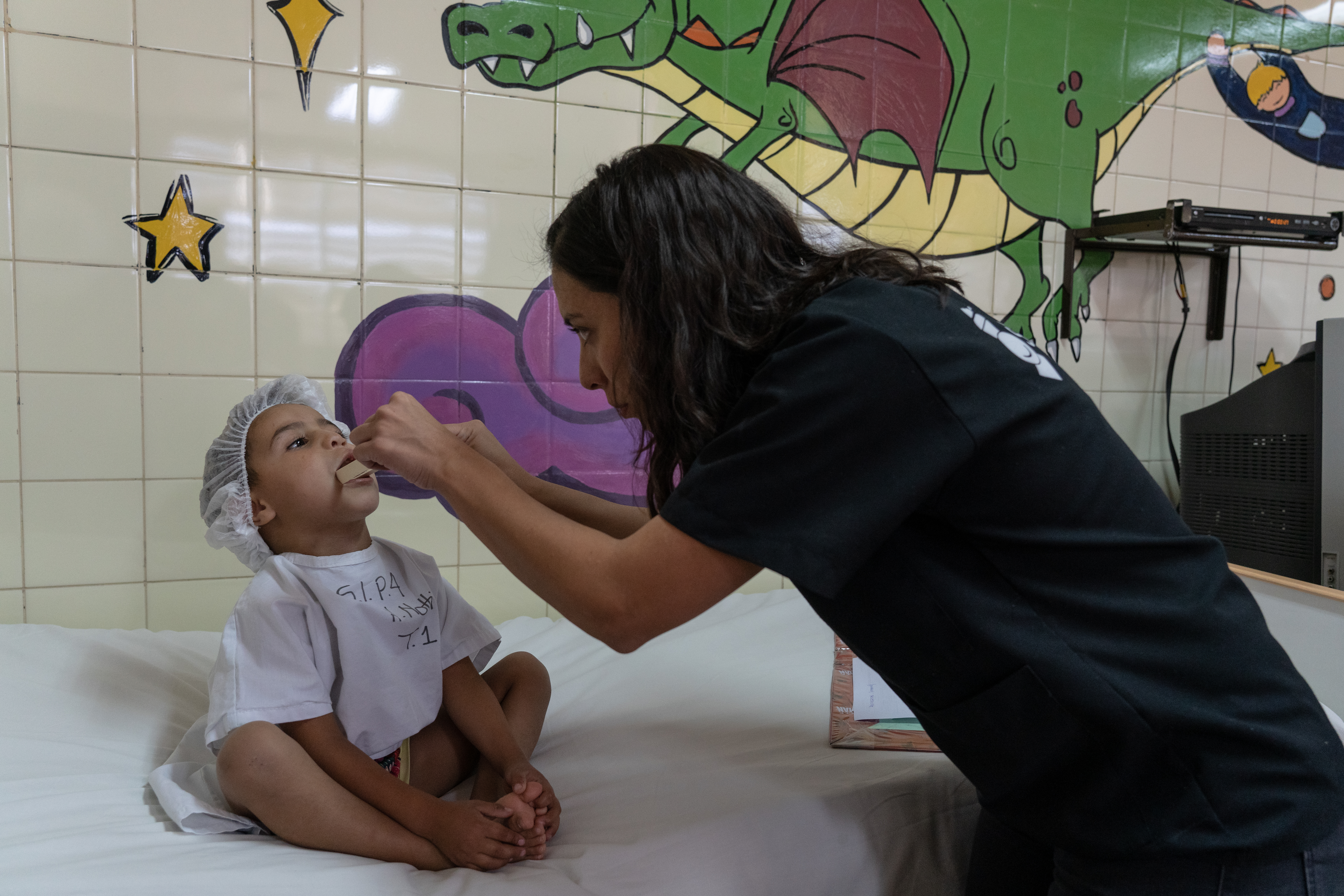 Martínez atiende a pacientes con malformaciones congénitas faciales, que requieren un seguimiento durante muchos años/Smile Train