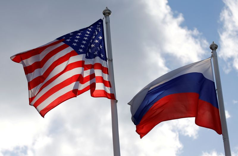 FOTO DE ARCHIVO: Banderas estatales de Rusia y Estados Unidos ondean cerca de una fábrica en Vsevolozhsk, región de Leningrado, Rusia 27 de marzo2019. REUTERS/Anton Vaganov/File Photo/File Photo