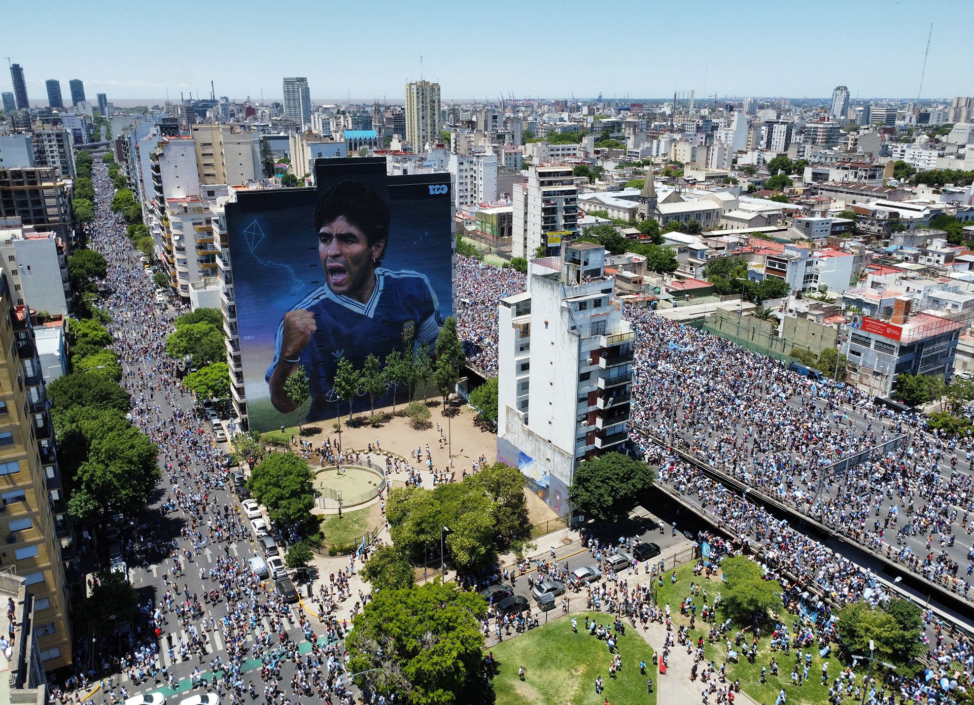 Unos 5 millones de personas inundaron las calles de Buenos Aires para recibir a la selección nacional ganadora del Mundial de fútbol Qatar.