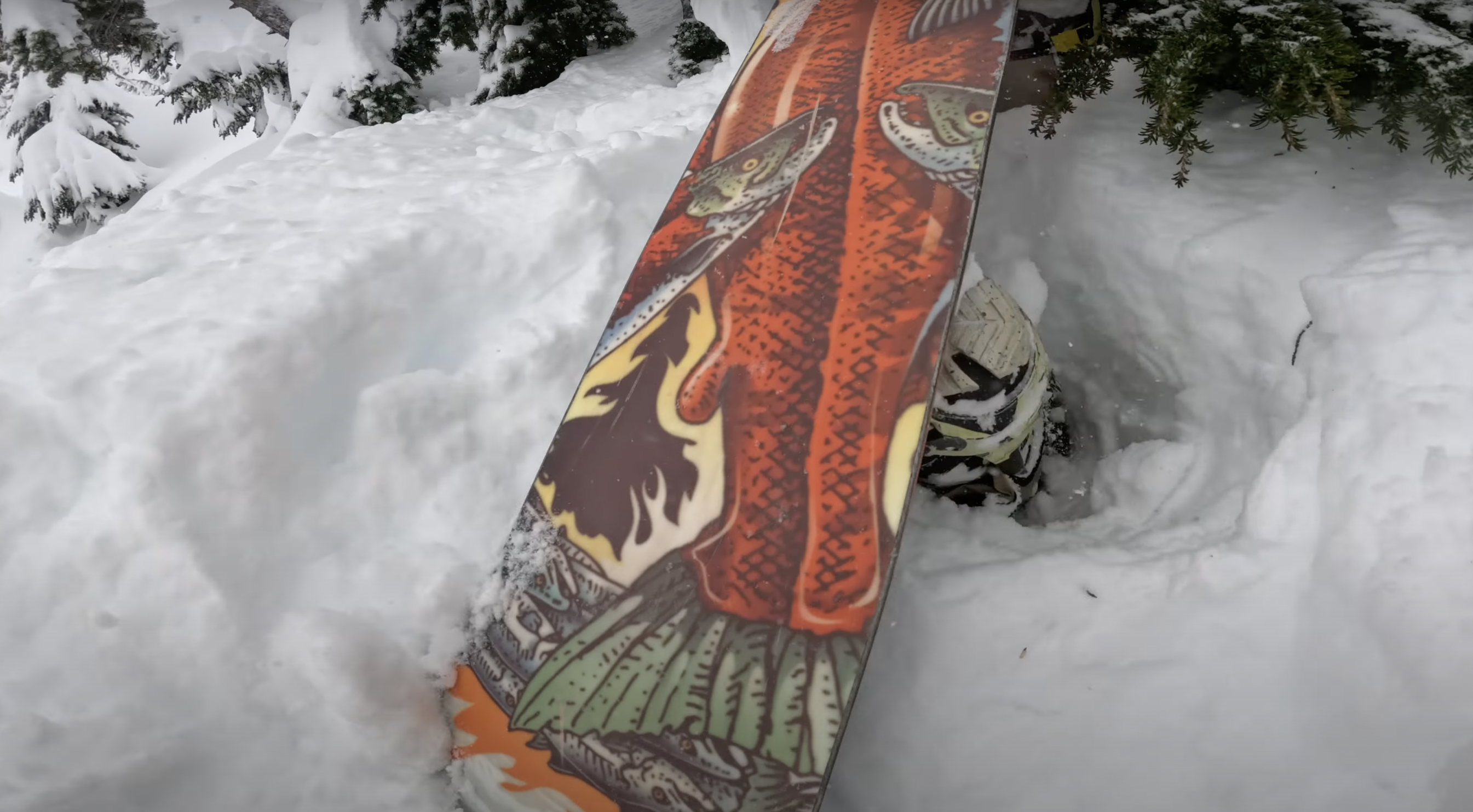 La tabla de Snowboard que sobresalió en la nieve
