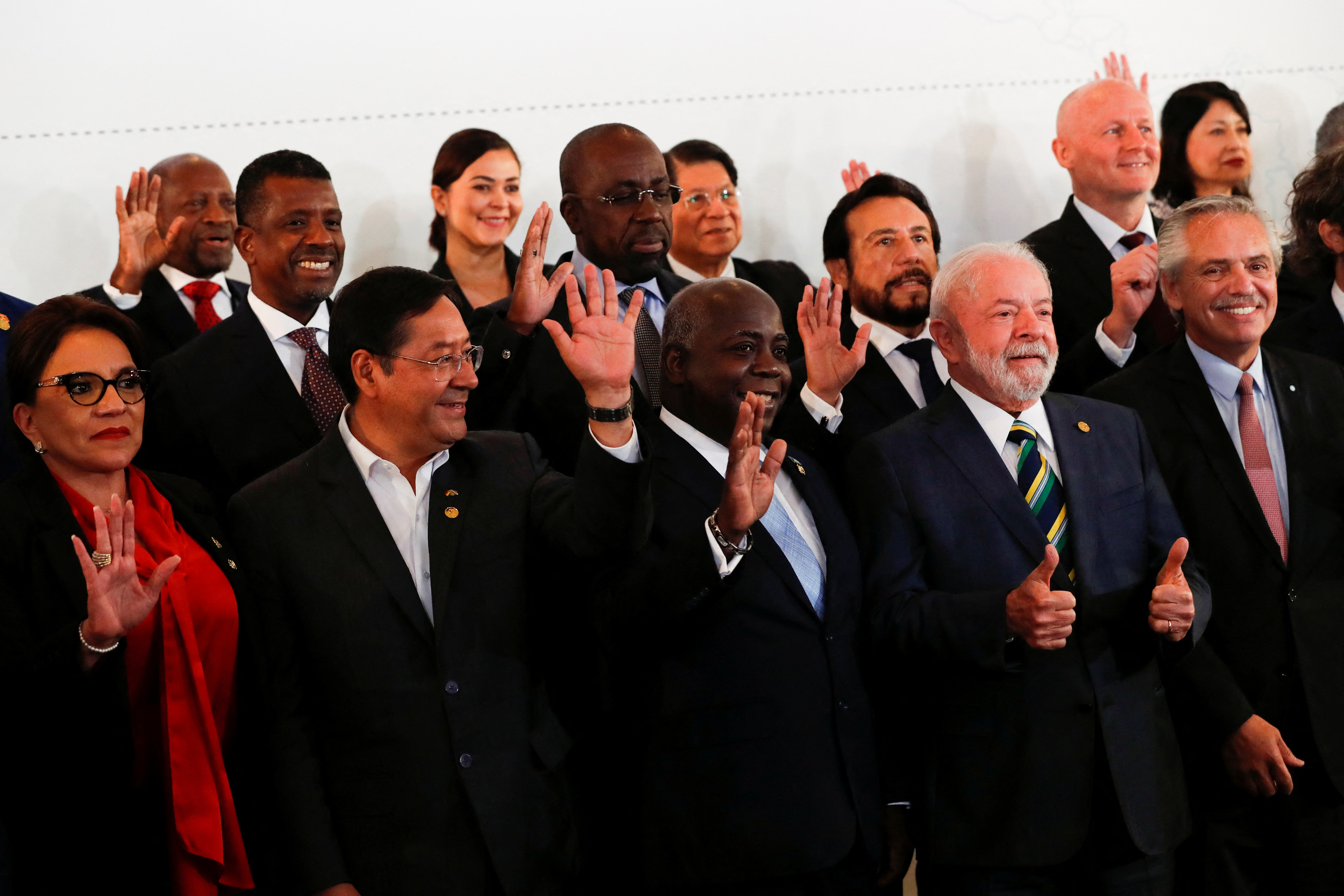Líderes de los Estados de América Latina y el Caribe posan para una foto de familia durante la VII Cumbre de Jefes de Estado y de Gobierno de la Comunidad de Estados Latinoamericanos y Caribeños (CELAC) en Buenos Aires, Argentina, 24 de enero de 2023 (Reuters)