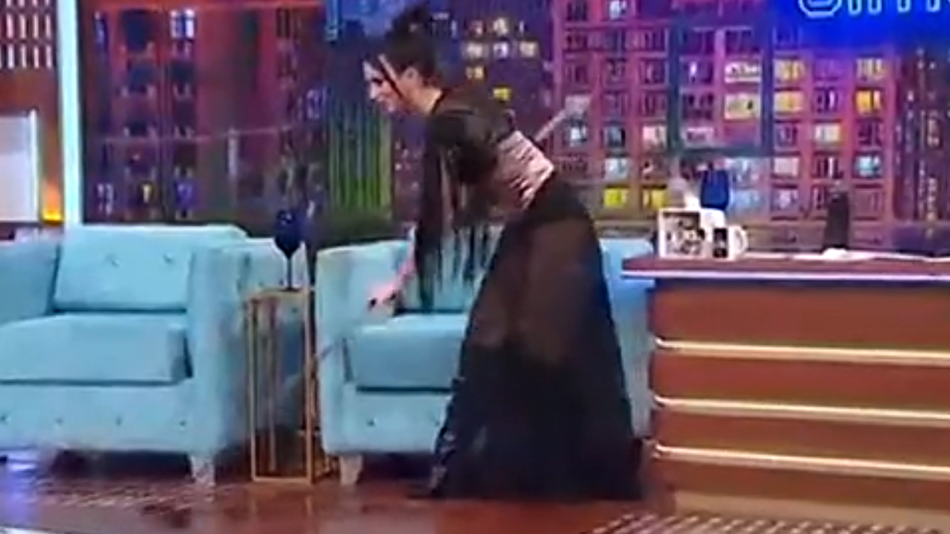 Gimena Accardi terminó limpiando el piso en vivo: “No iba a poder continuar la nota si no lo hacía”