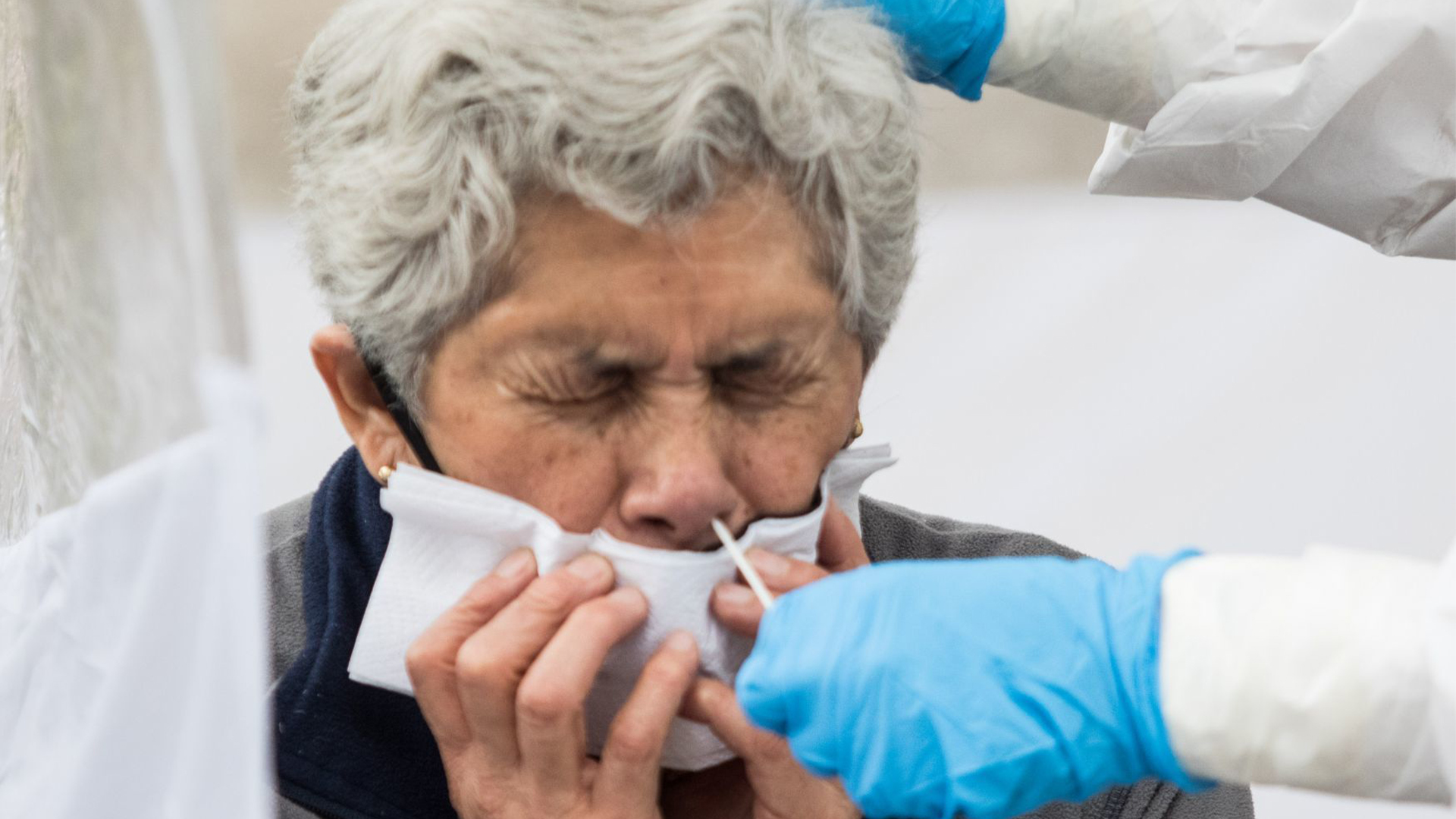 Una mujer se realiza la prueba PCR para covid-19 en el Kiosco de Salud COVID-19 (Foto: Cuartoscuro)