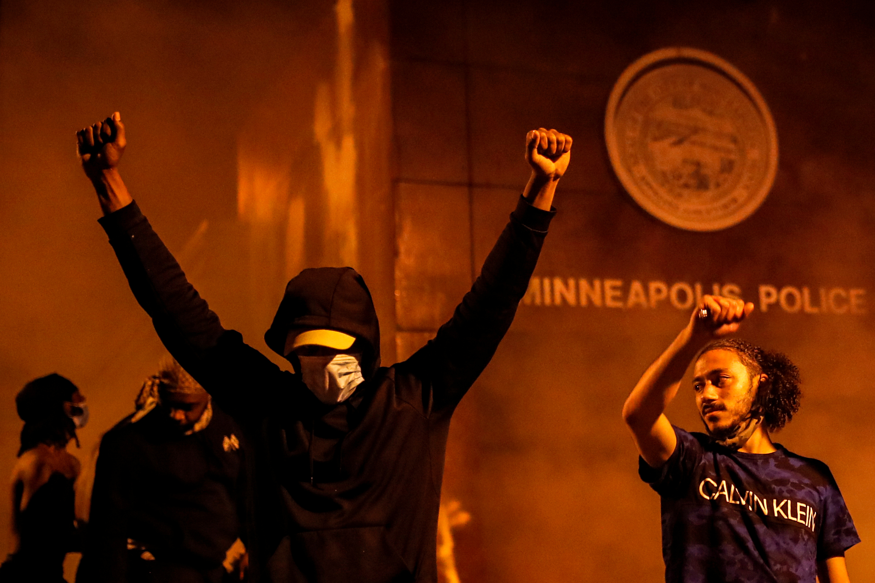 Un manifestante celebra ante la estación de policía en llamas (Reuters/ Carlos Barria)
