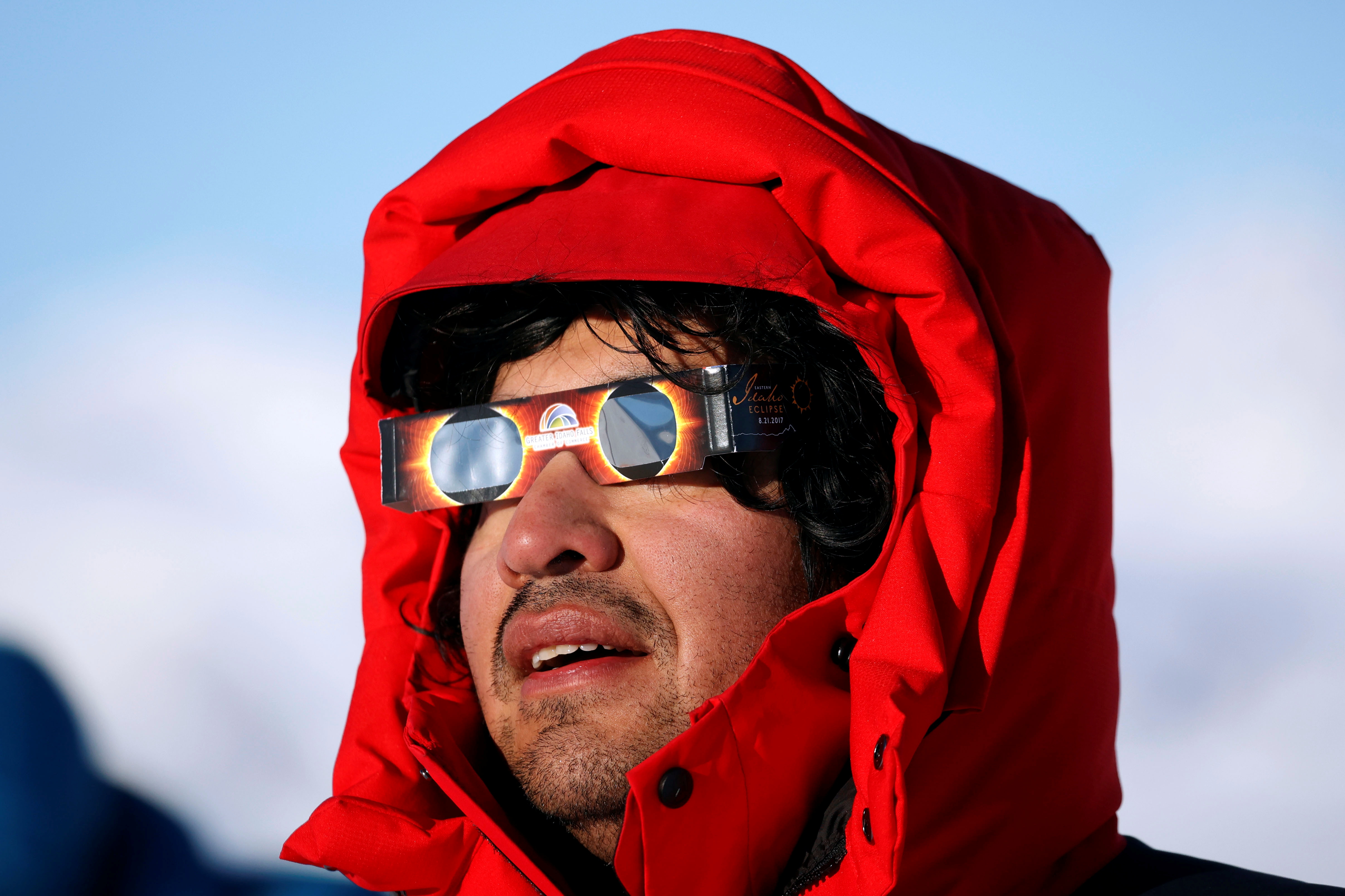 Una persona observando un eclipse solar en Chile (Foto: Archivo 2021/Felipe Trueba/Courtesy of Imagen Chile/Handout via REUTERS)