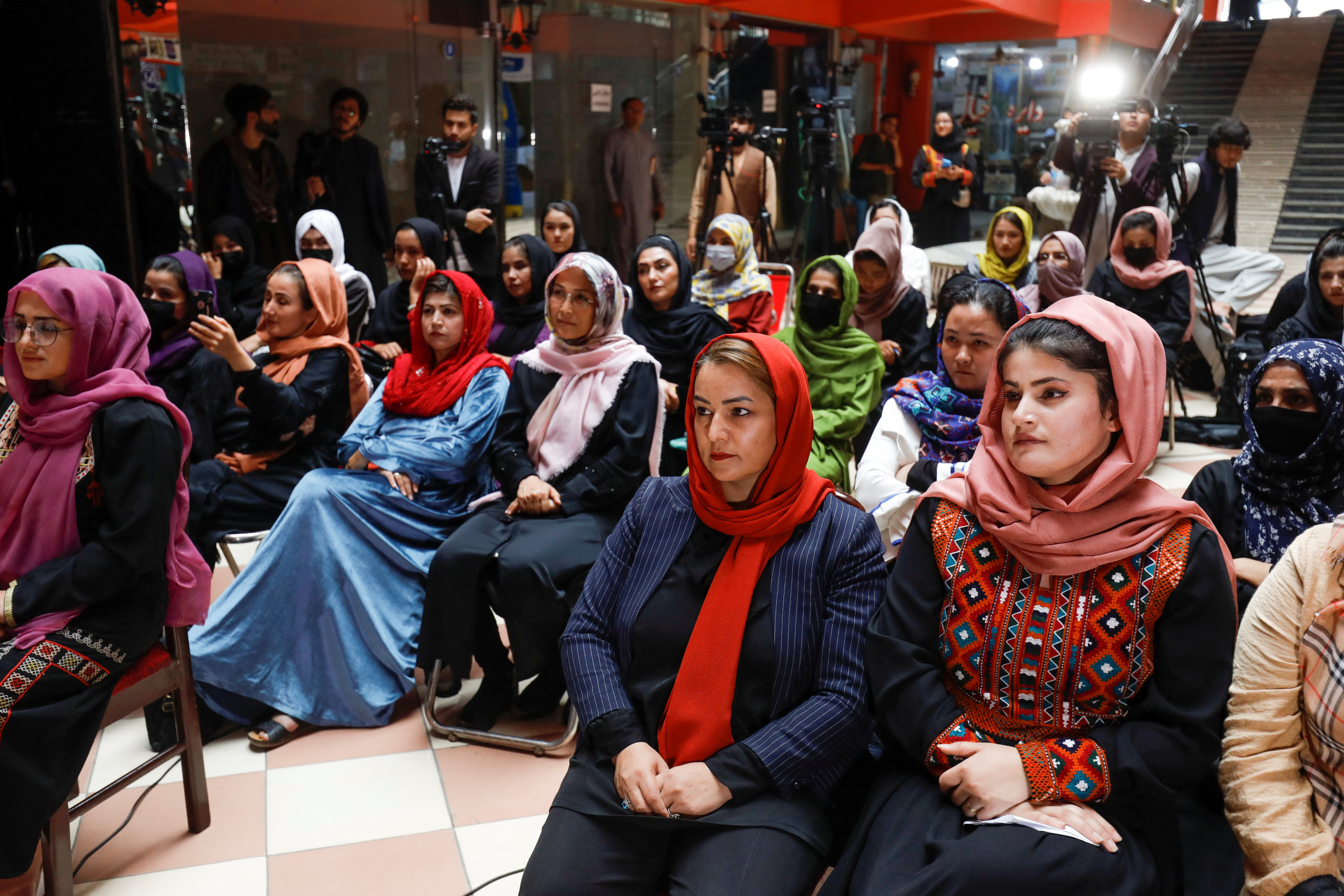 Zhulia Parsi y Leila Basim, las fundadoras de la biblioteca de mujeres, asisten a la inauguración de la biblioteca de mujeres en Kabul, Afganistán. Es de los pocos lugares que sigue sin ser restringido.
REUTERS/Ali Khara