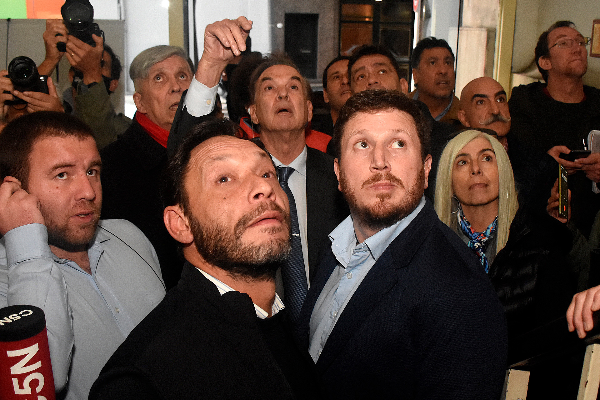Federico Angelini, Maximiliano Ferraro and Miguel Angel Pichetto listen to Gerardo Morales, who, from the stairs, announces that he will speak alone before the press (Photo: Nicolás Stulberg)