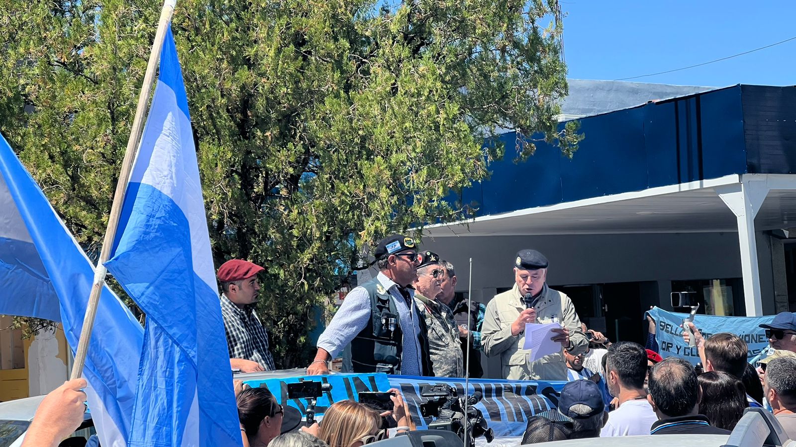 Al finalizar la protesta se leyó un documento solicitando al presidente Alberto Fernández que revoque las decisiones del INAI