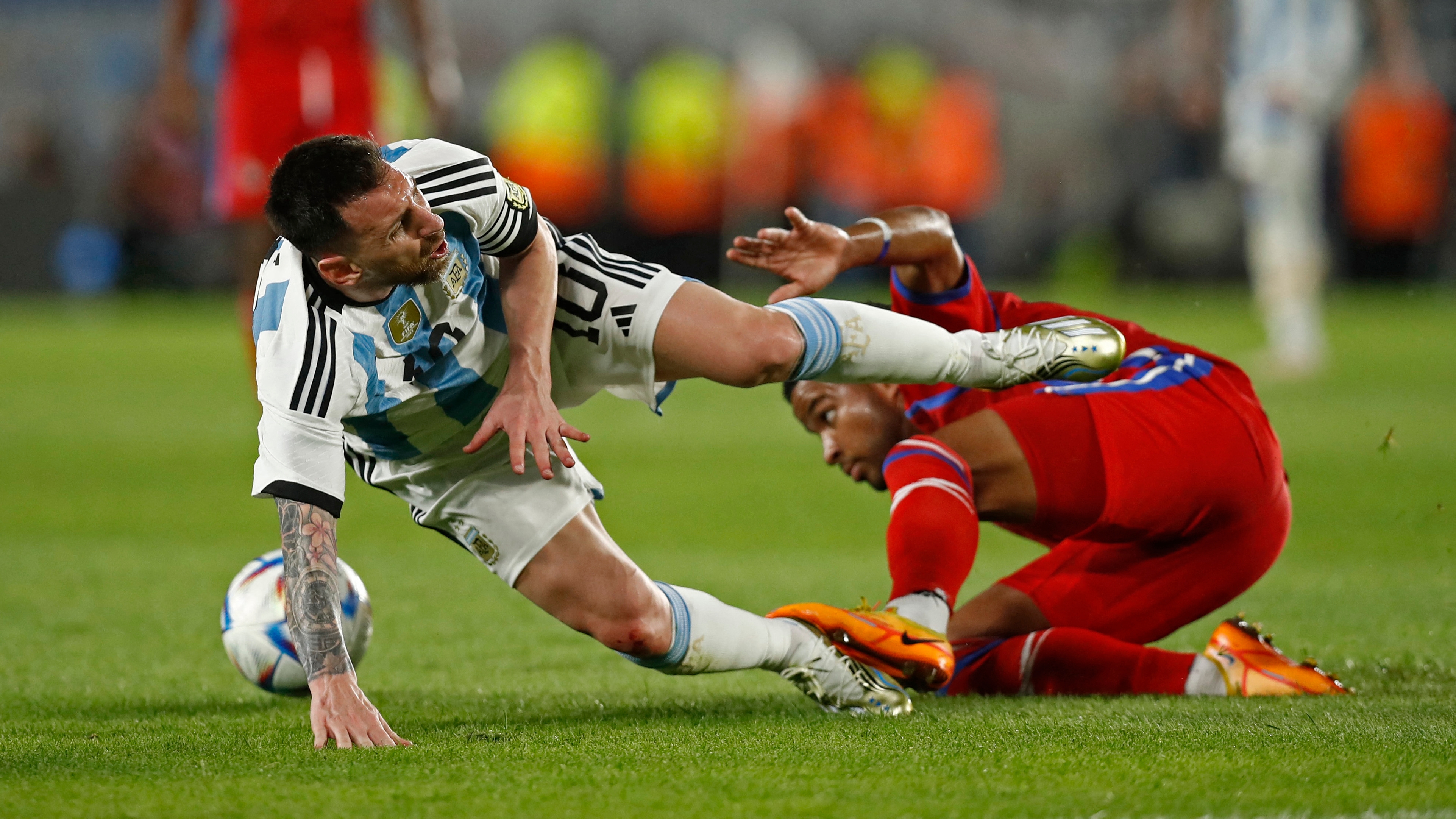 La dura patada sobre Lionel Messi que detuvo los corazones de los hinchas