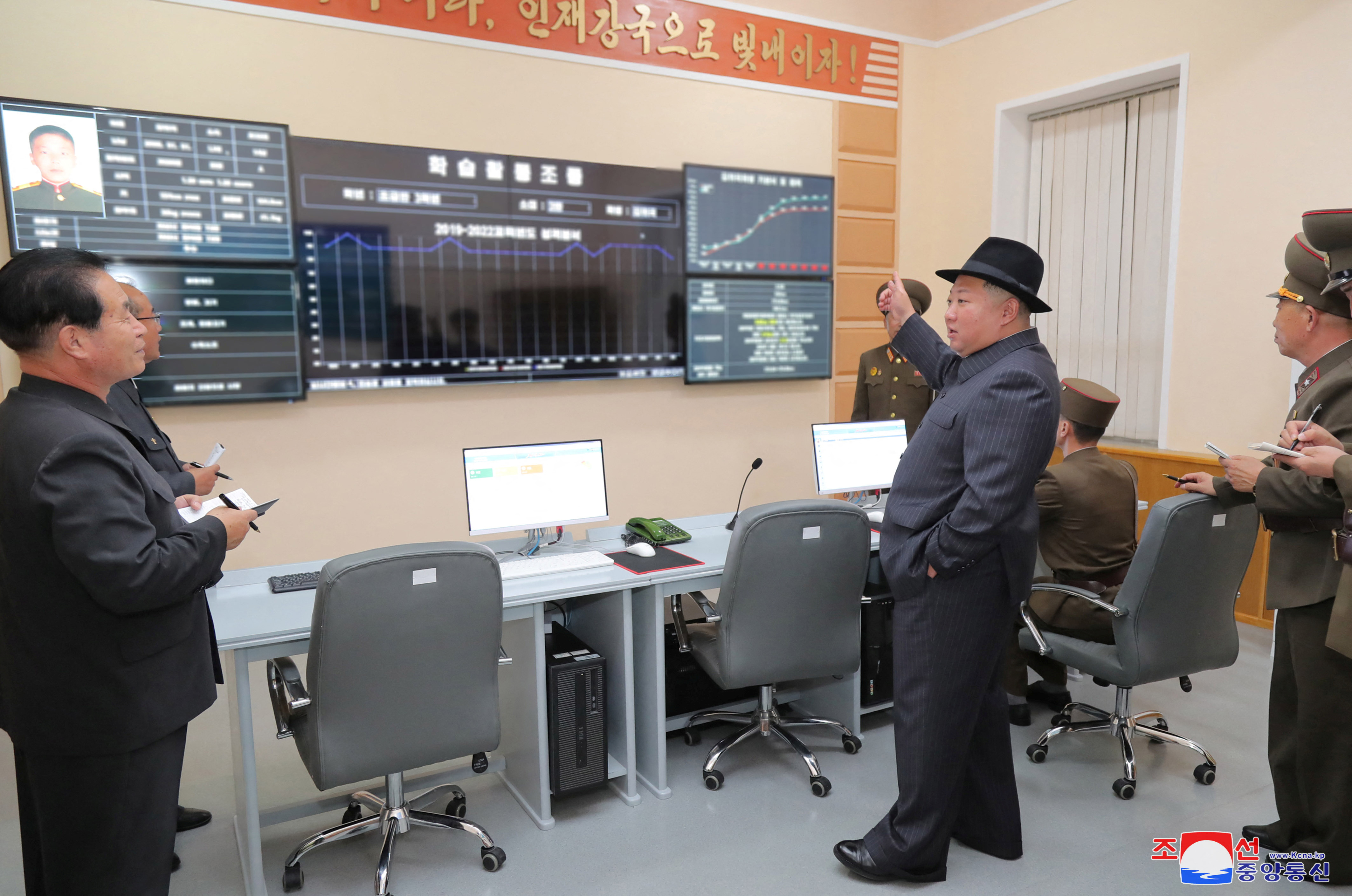  Kim Jong Un, visita la Escuela Revolucionaria Mangyongdae en Pyongyang, Corea del Norte, en esta foto sin fecha publicada el 17 de octubre de 2022 por la Agencia Central de Noticias de Corea del Norte (KCNA)