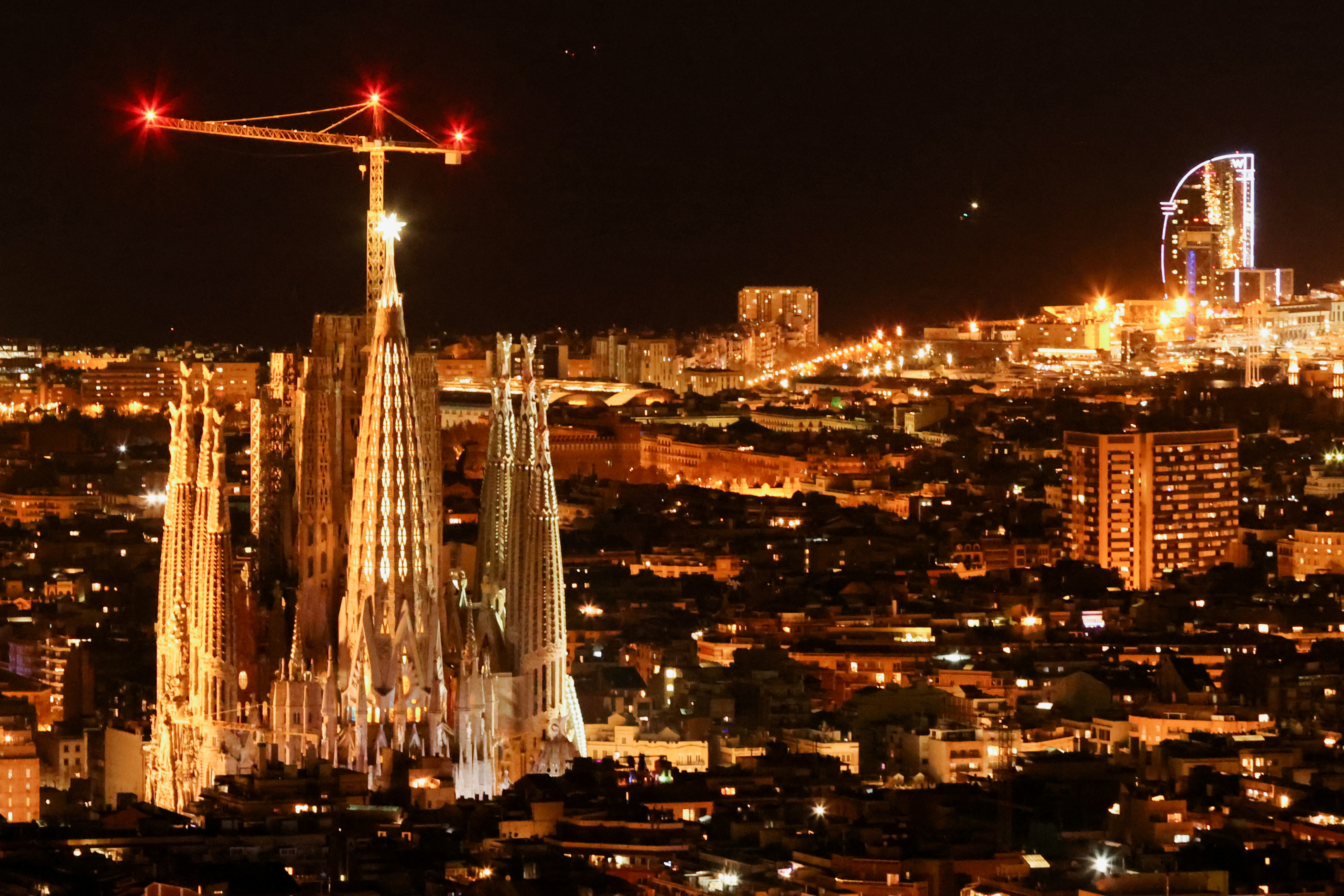 La Sagrada Familia de Barcelona exhibe iluminadas sus dos nuevas torres -  Infobae