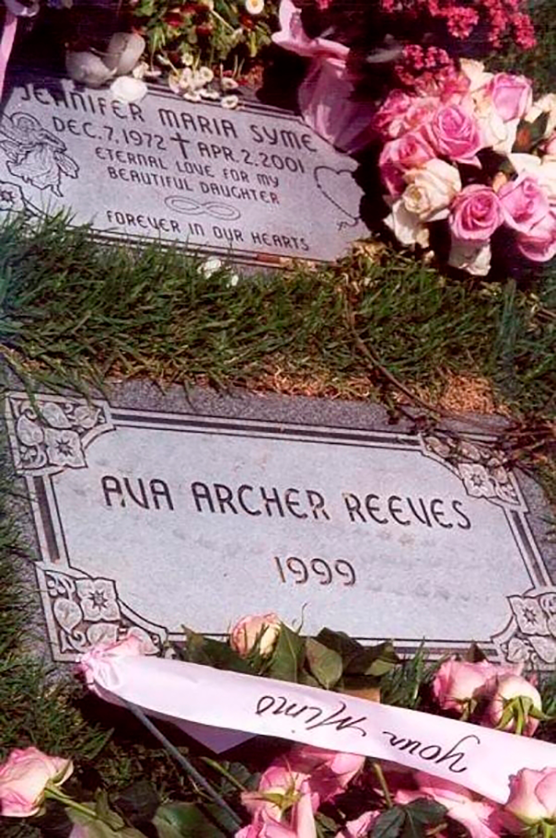 Jennifer Syme y su hija descansan juntas en un cementerio de Los Ángeles