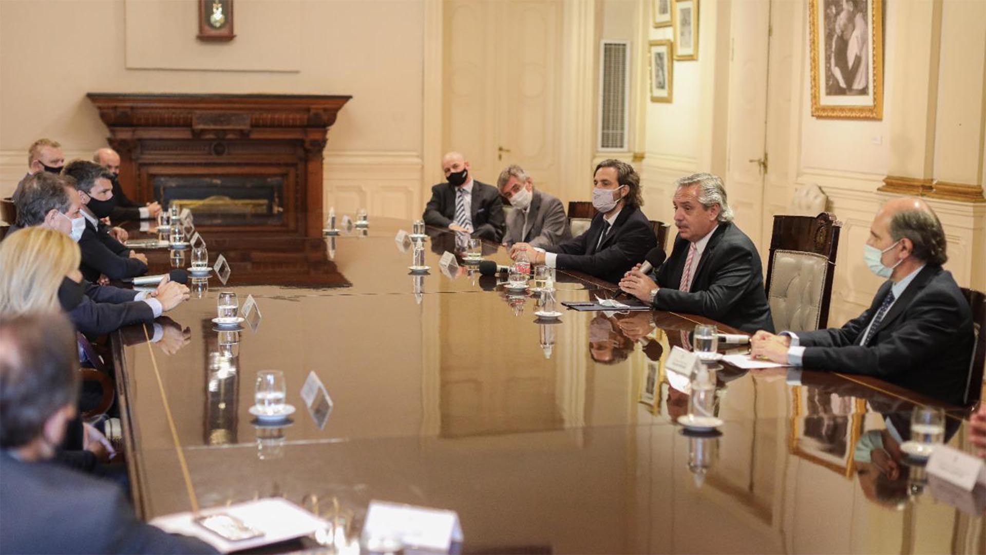 Alberto Fernández en la reunión con los banqueros
