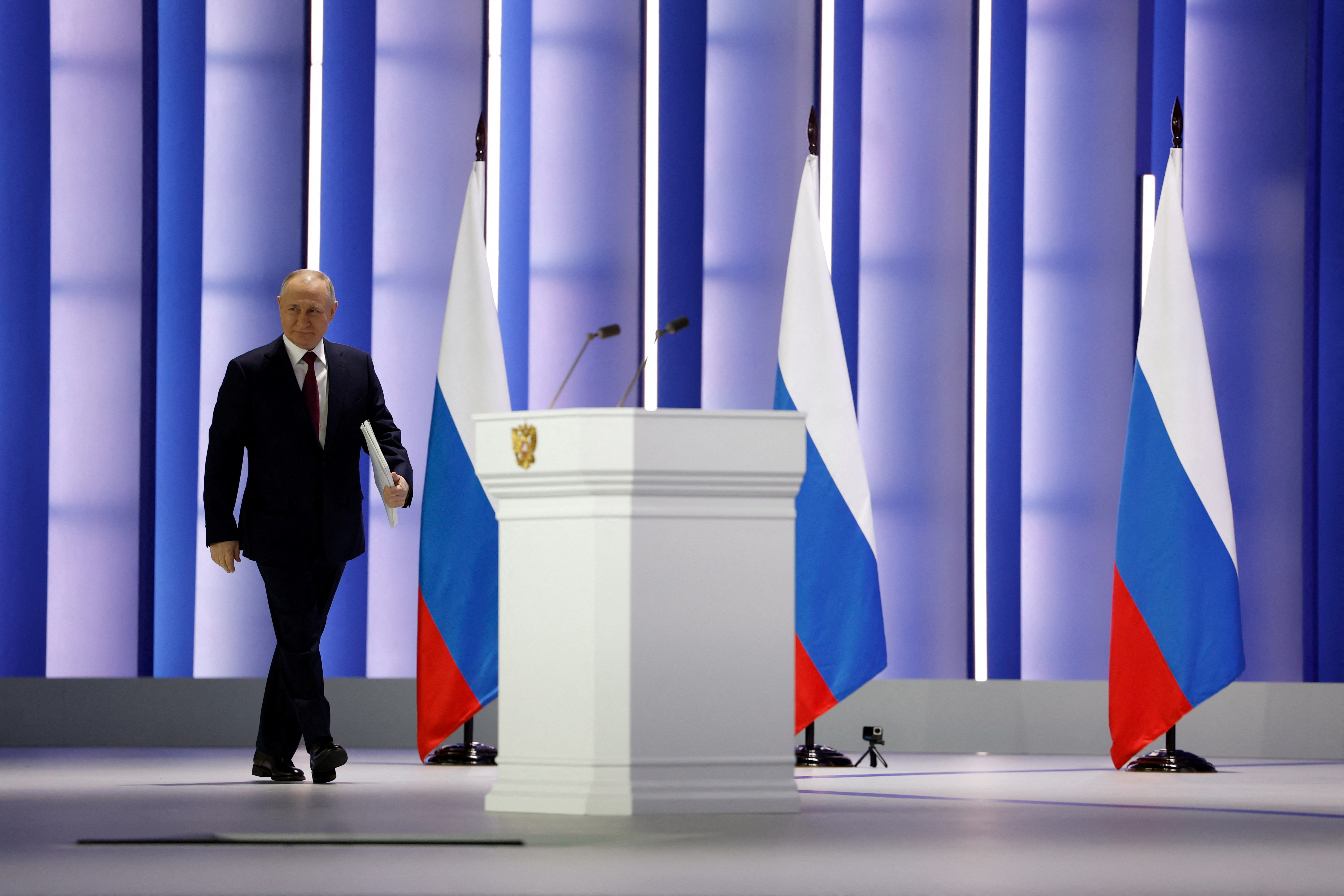 El presidente camina al atril para dar su discurso