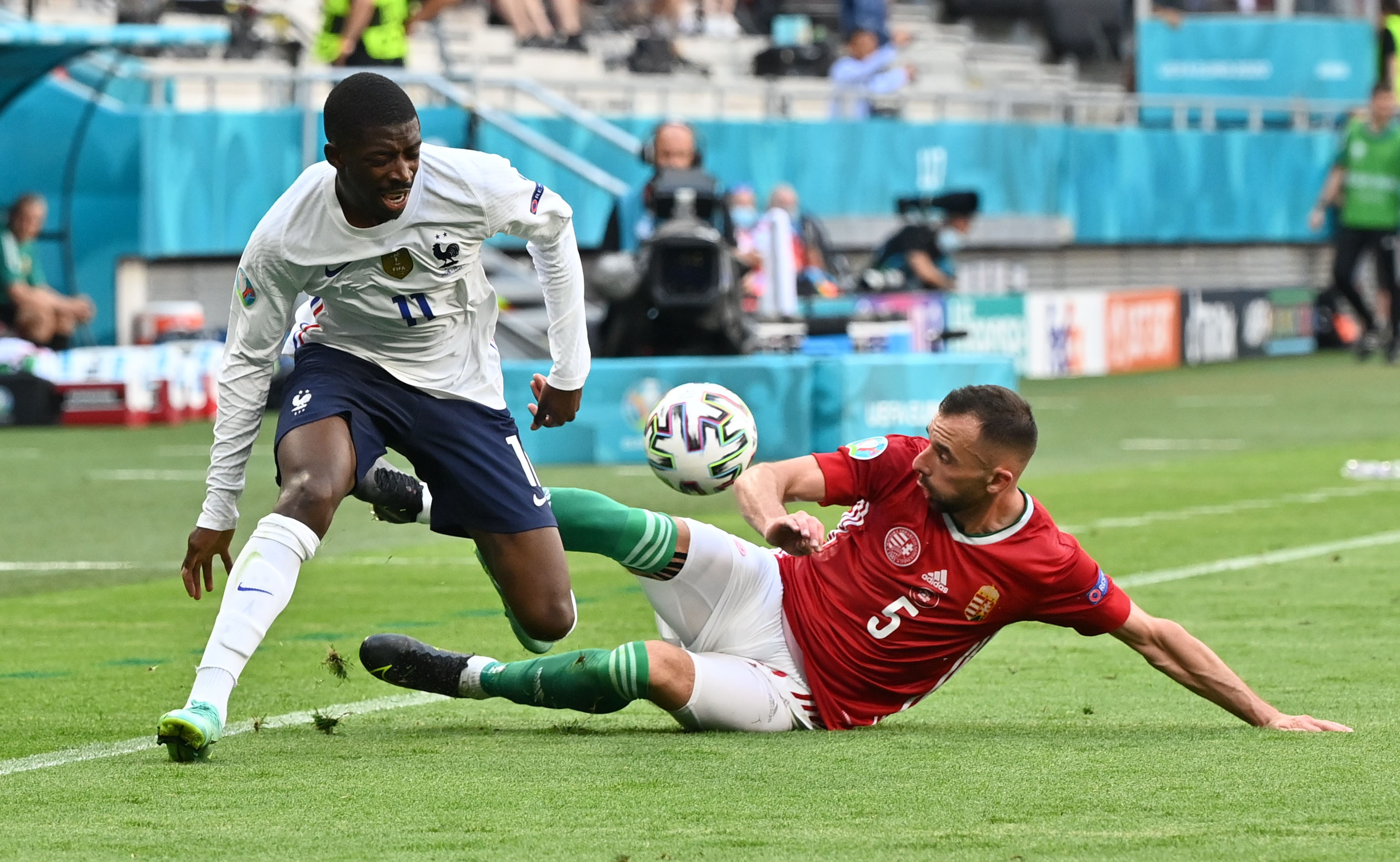 El momento en el que Ousmane Dembele sintió la lesión en su rodilla ante la marca del húngaro Attila Fiola. Foto: REUTERS/Tibor Illyes