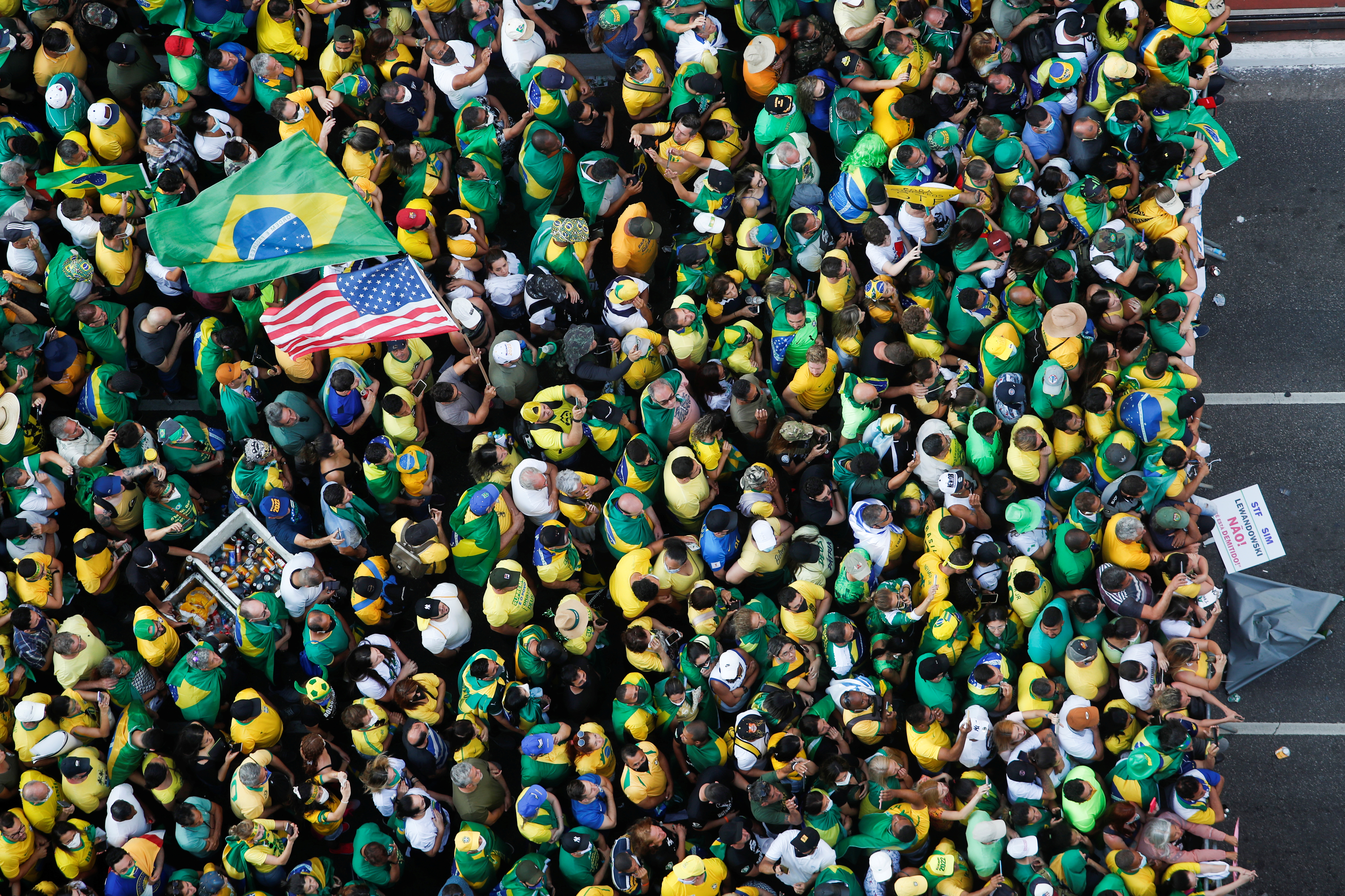 Miles de brasileños respaldaron a Bolsonaro en medio de su enfrentamiento con el Poder Judicial 