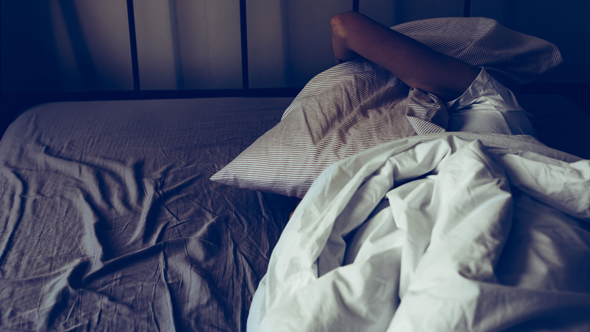Las personas que roncan y padecen apnea del sueño, se sienten muy cansadas durante el día, les cuesta concentrarse o les duele la cabeza al despertar (Getty Images)
