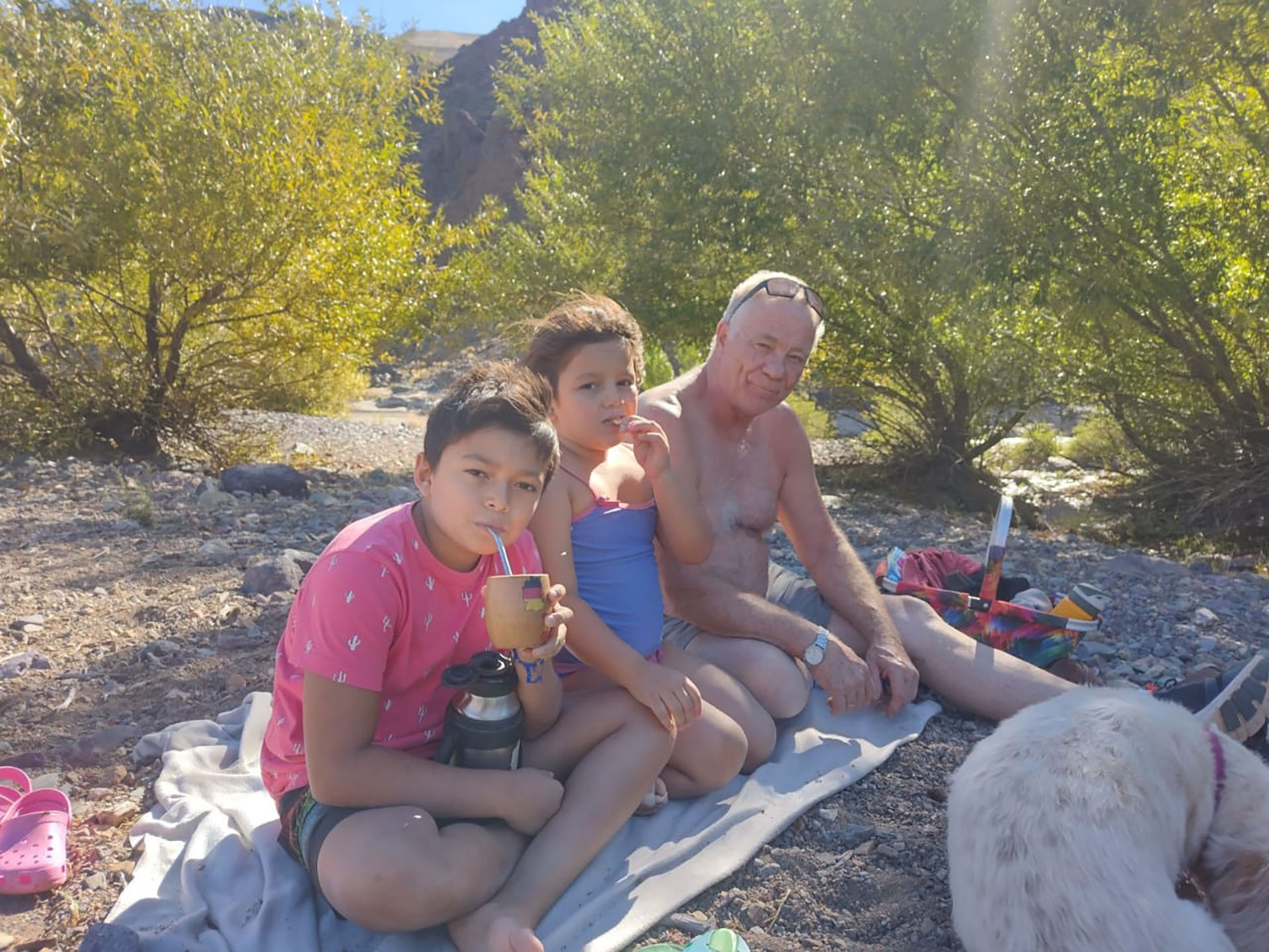 Eddy con los nietos de ella Mateo y Emilia, en Neuquén.