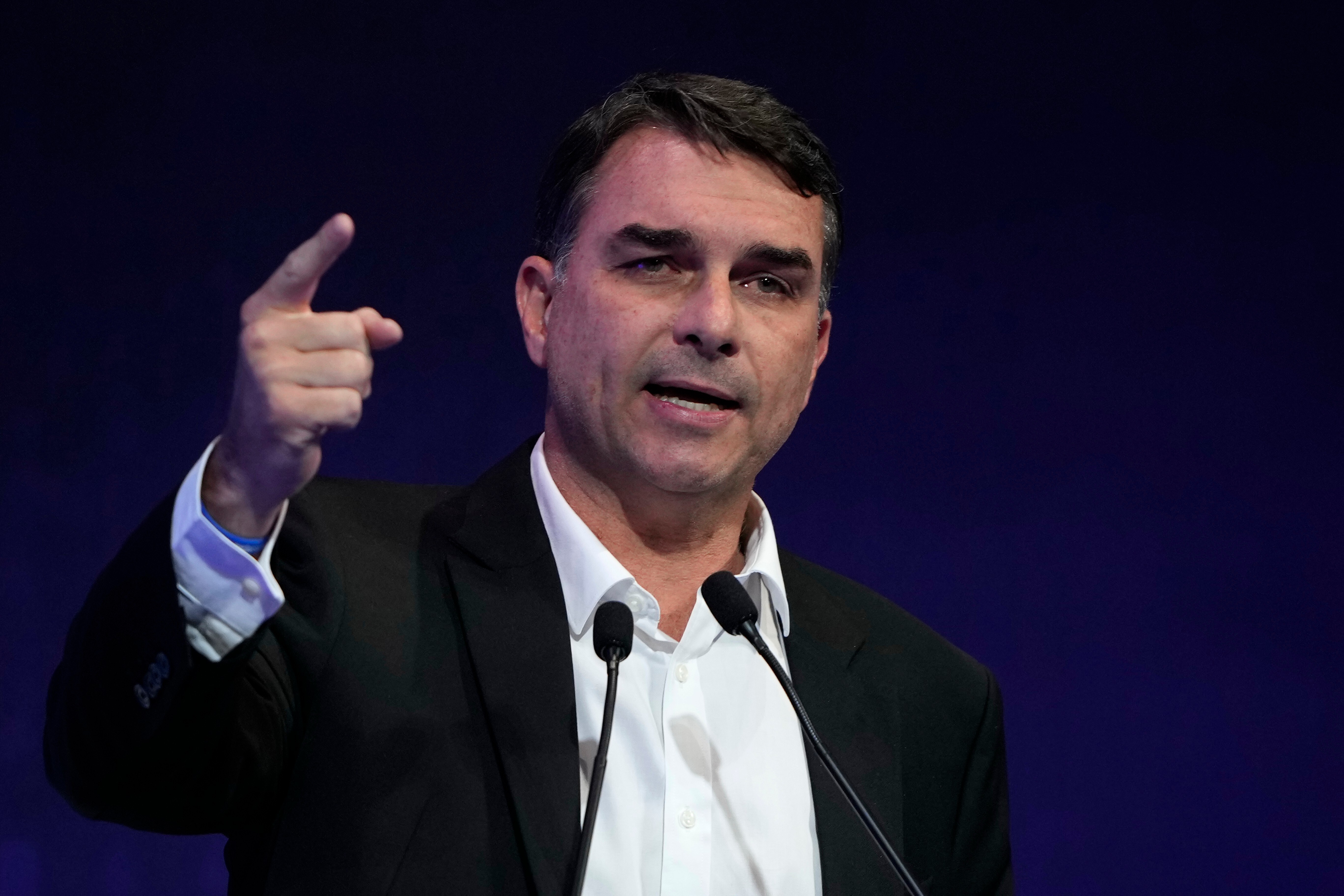 Tras la cancelación del debate, Flávio Bolsonaro afirmó que Lula será "expulsado de la Presidencia" en las elecciones del domingo