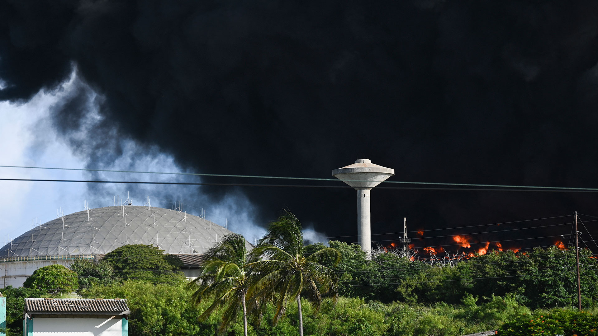 Api belum bisa dikendalikan (YAMIL LAGE/AFP)