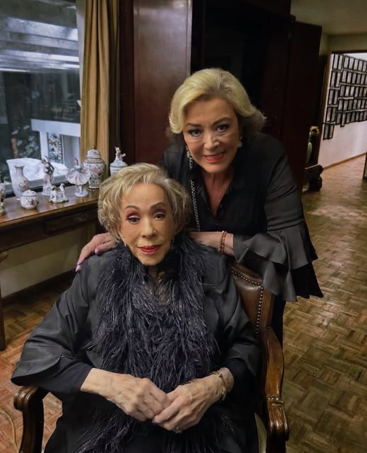 Sylvia Pasquel comparte su última foto junto a Silvia Pinal a un año de la muerte de la diva: “Te extraño cada día más” - Infobae
