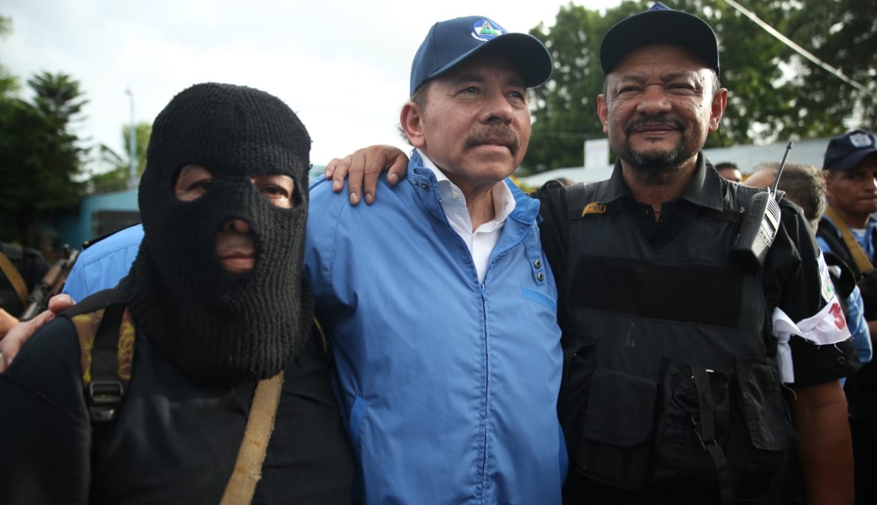 Daniel Ortega con el comisionado Ramón Avellán (derecha), a quien el Departamento de Estado de Estados Unidos le atribuye participación en al menos 107 asesinatos durante el 2018. (Foto 19 Digital)