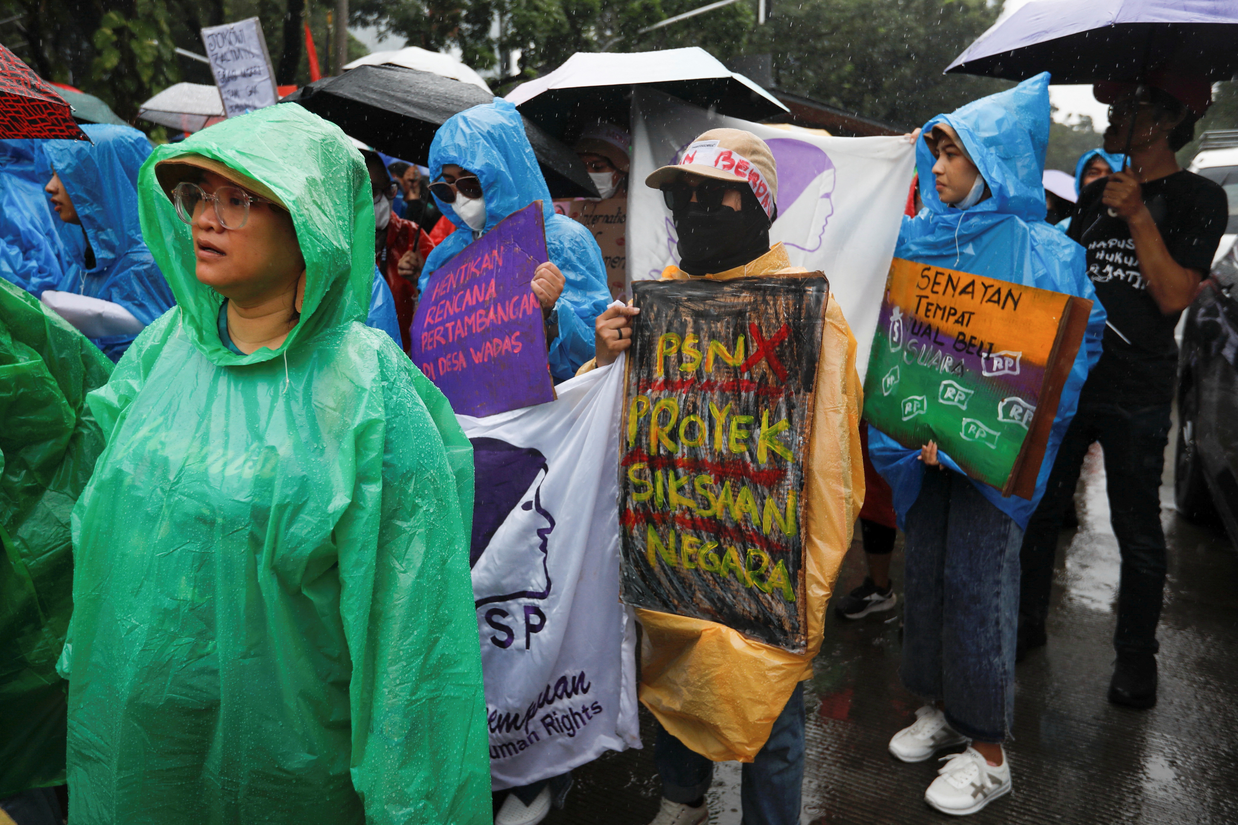 Activistas durante la marcha del 8M bajo la lluvia en Indonesia.