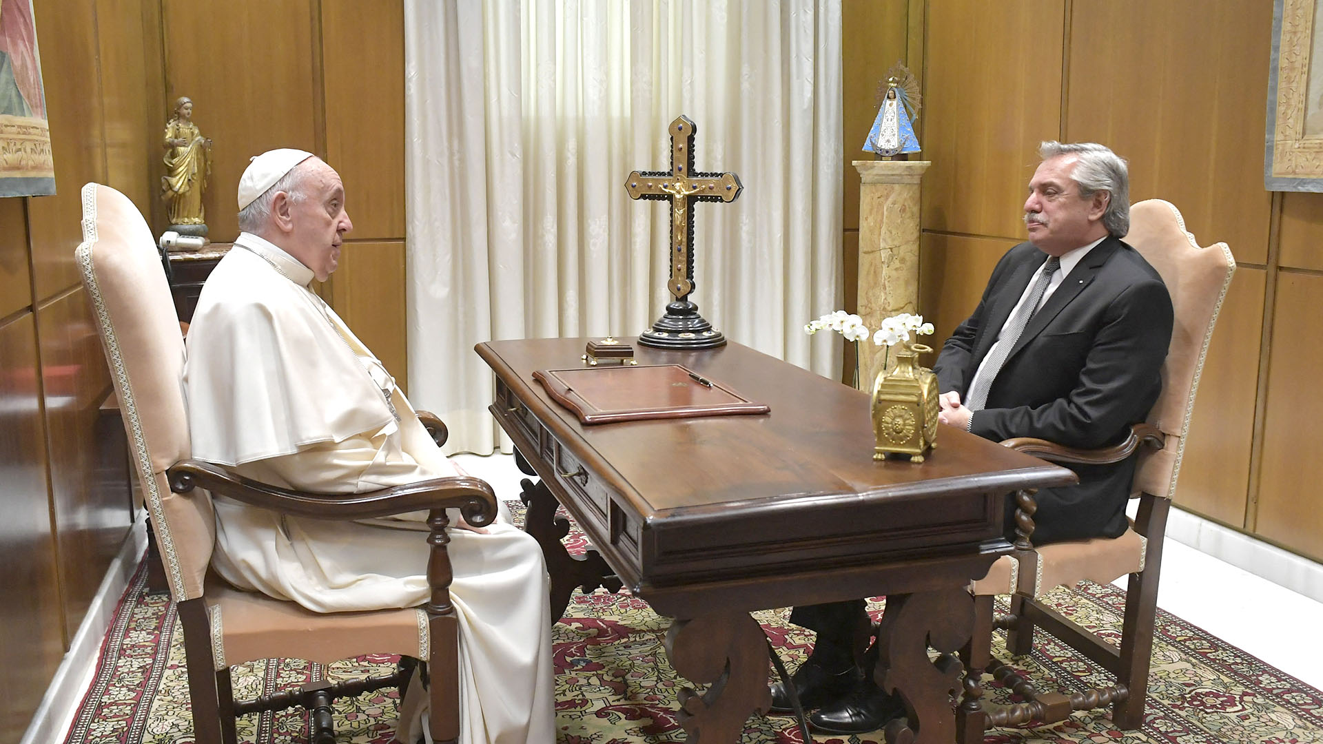 Francisco y Alberto Fernández durante un encuentro formal en el Vaticano