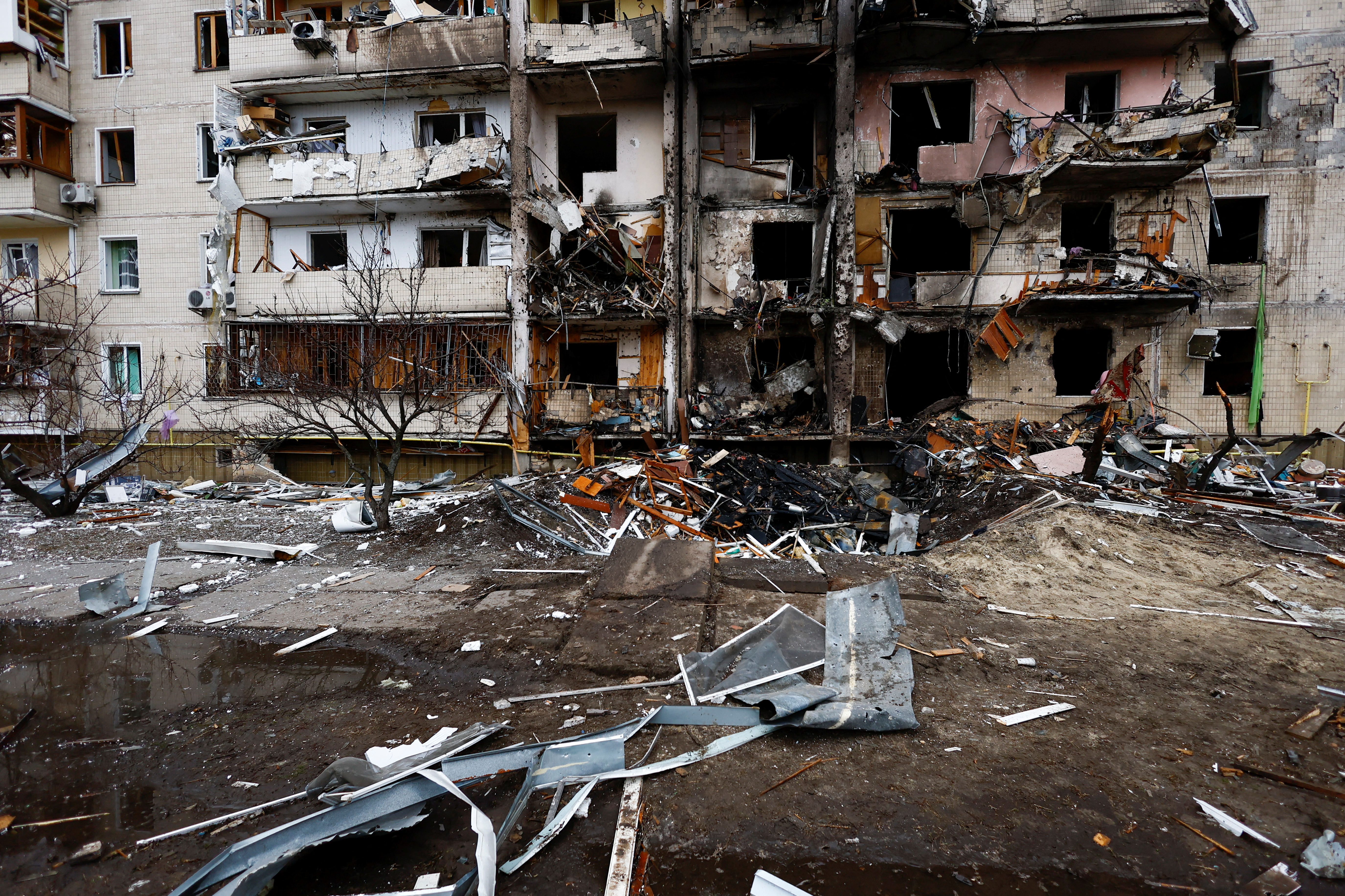 Un edificio residencian en Kiev destruido por los ataques rusos