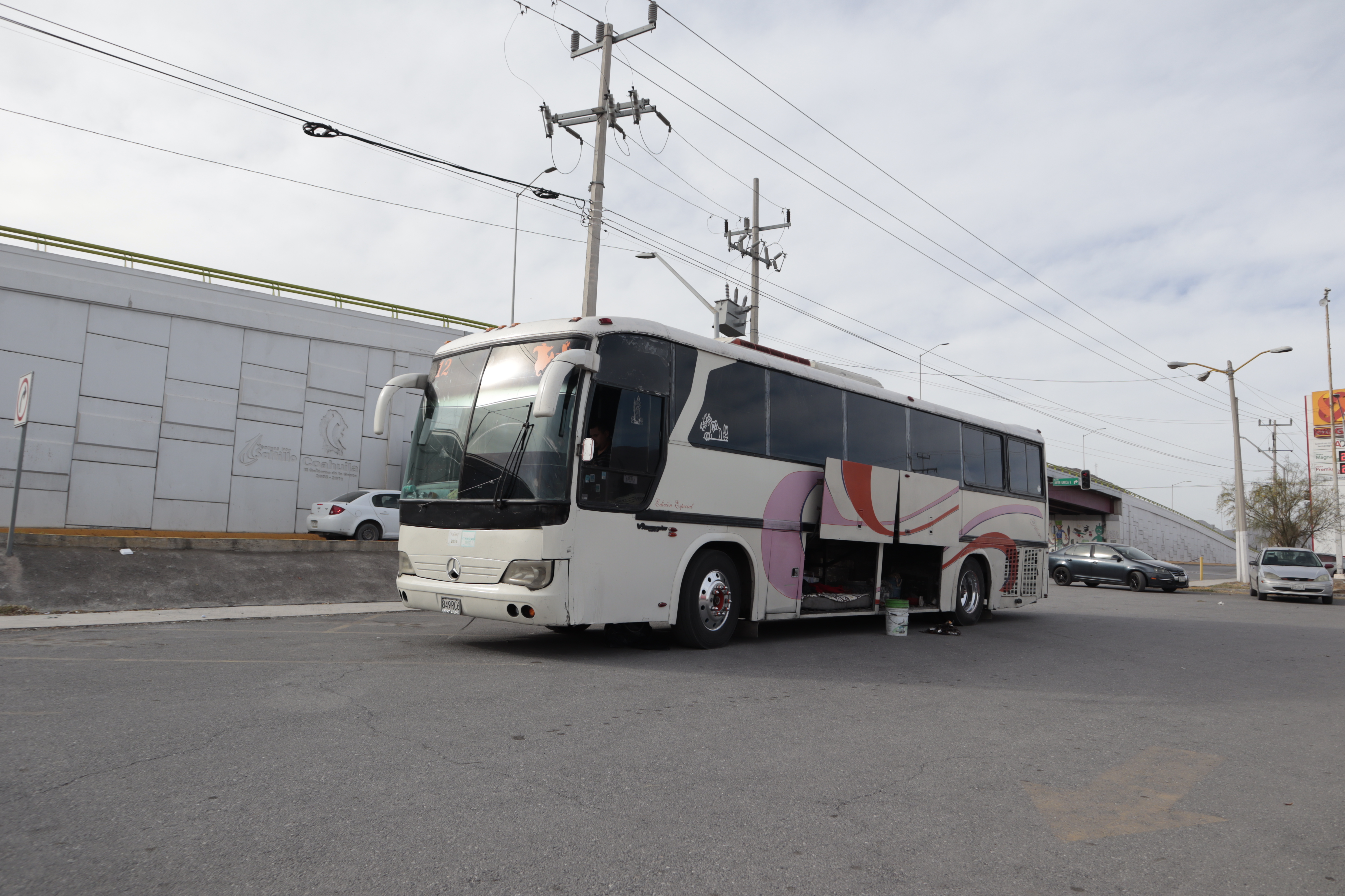 Algunos familiares viajan desde Monclova, Coahuila, hasta la capital del estado. El costo del pasaje es de 220 pesos, ida y vuelta. 
(Foto: Homero Sánchez / Vanguardia)