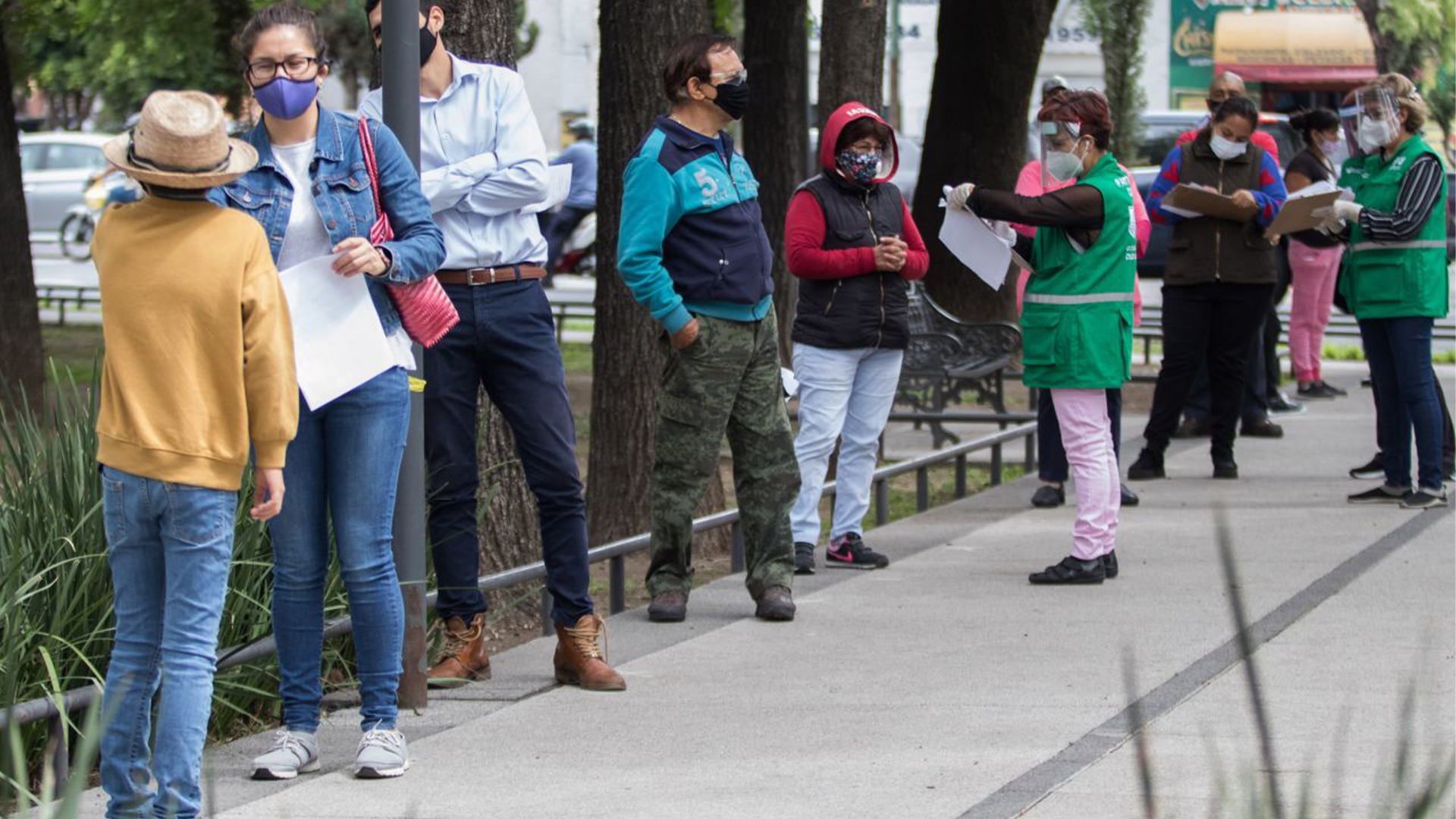 Personas esperan en la fila para poder realizarse la prueba PCR para covid-19 en el Kiosco de Salud (Foto: Cuartoscuro)