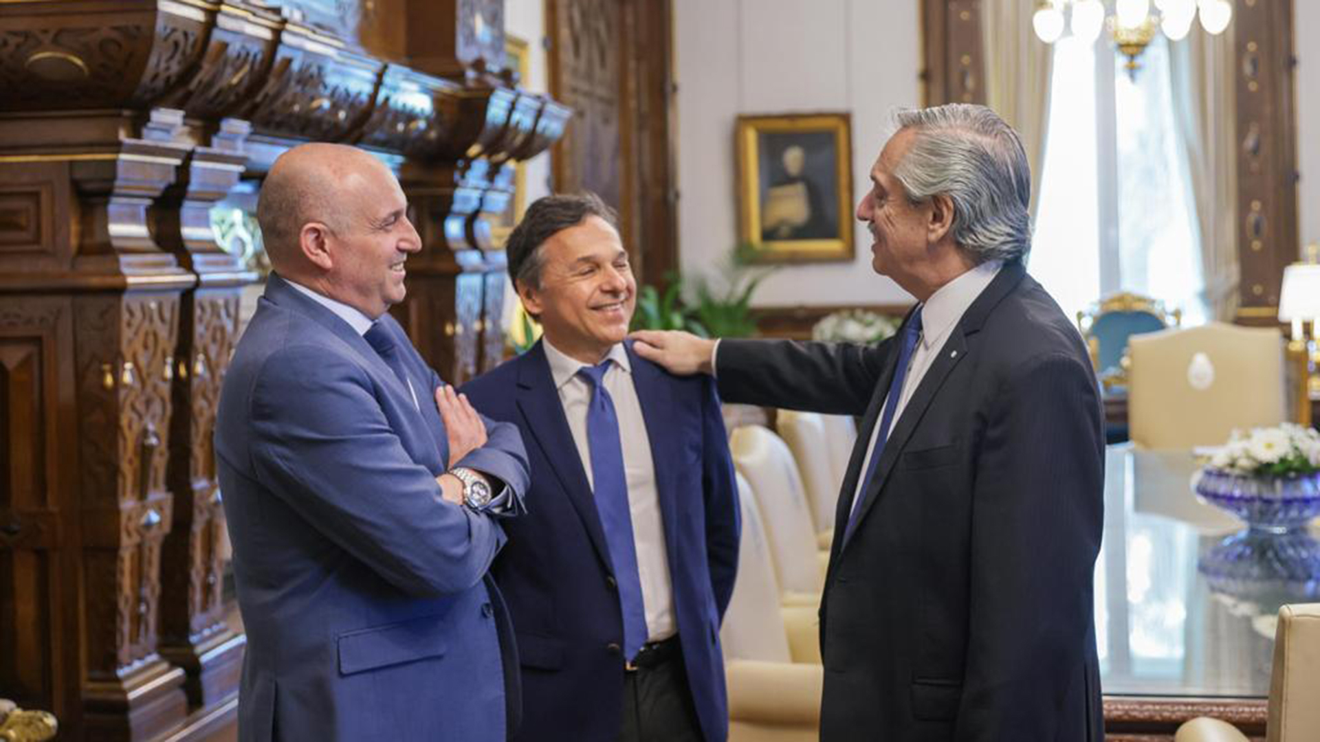 Alberto Fernández junto al ministro saliente, Alexis Guerrera, y Diego Giuliano, nuevo titular de Transporte