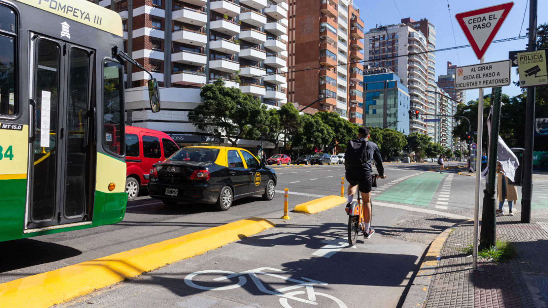 Sobre las bicisendas, aclararon que "va a estar permitido estacionar del lado que no se encuentra la bicisenda y del mismo lado va a estar el cartel indicativo si se puede estacionar o no”