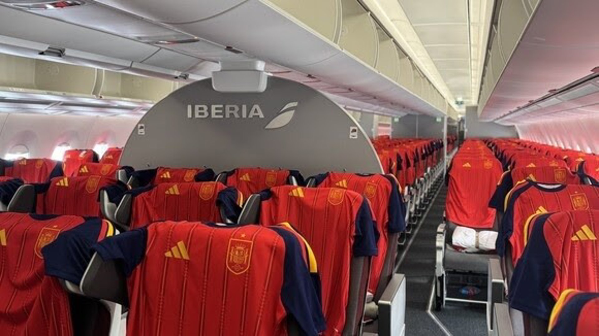 Hãng hàng không Iberia tặng áo đấu đội tuyển quốc gia Tây Ban Nha cho World Cup 2026 cho khách hàng trên các chuyến bay đến Mexico - Infobae