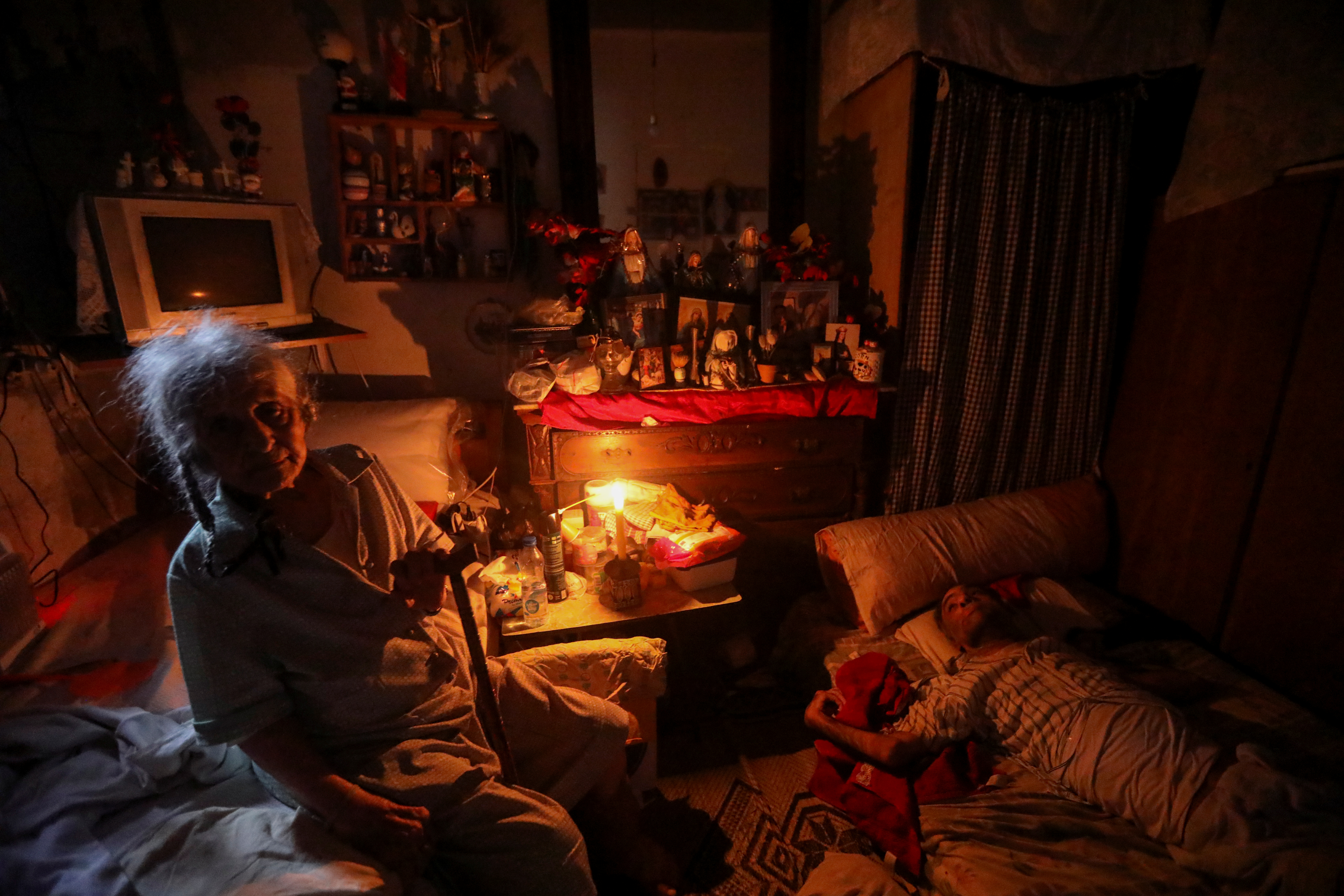 Samira Hanna, una jubilada de Beirut, sufre cortes de luz constantes a causa de la crisis económica. REUTERS/Mohamed Azakir